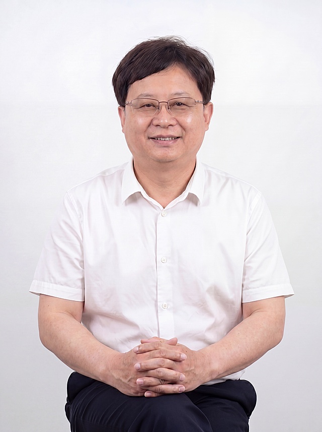 参考图，保留人物脸型发型特征，自然去除黑眼圈，让面部更精神有神采，保持纯白色背景过渡自然，保留原有服装姿势，画质清晰，肤质自然细腻，保留真实皮肤细节，保持整体风格和构图不变