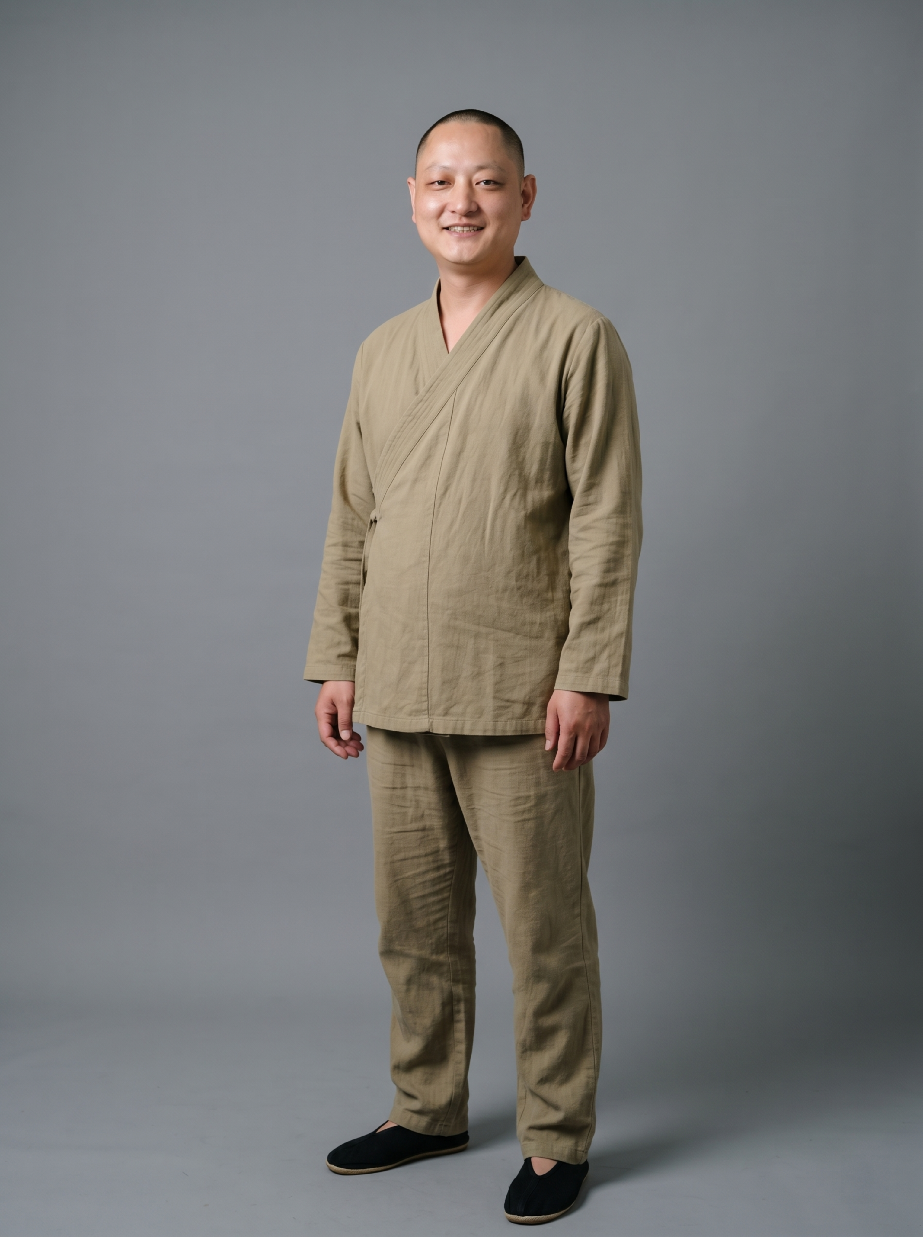 参考图中保留人物原有五官特征，美化皮肤和眼神，保留平头短发，面… - 图片创意预览