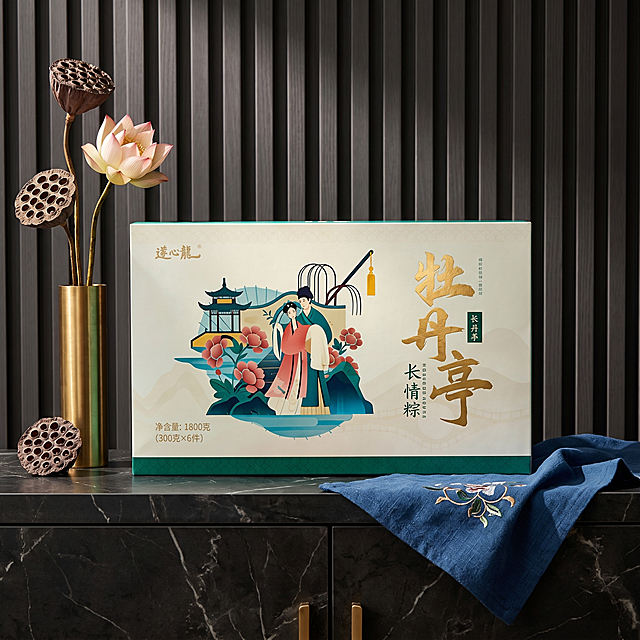 轻奢中式端午礼品场景摄影。
主体：关闭的粽子礼盒严格参照上传产品图，完整保留所有可见组件、轮廓、结构、比例、材质、颜色与产品本体上的文字信息，与上传图完全一致；自然融入场景光影，与场景共处同一物理空间；产品占画面约60%，完整不裁切，背景无其他同类粽子产品。
构图：正面平视拍摄，居中展示礼盒。
风格：轻奢新中式，高档节日送礼氛围。
场景：深色大理石玄关置物台，高级感展示。
空间承载：①礼盒放置在深色爵士白大理石置物台，②背景是深灰色格栅木饰面墙面。
陪衬软装：①礼盒左侧放着一个金属黄铜花瓶，插着两支莲蓬与荷花，②置物台右侧放着一块深蓝色刺绣茶巾。
配色 / 材质：爵士白大理石 / 深灰木 / 黄铜金 / 藏青蓝；大理石 / 木格栅 / 黄铜 / 棉麻刺绣。
光影：主光从右前方45°照射，聚光突出礼盒，明暗对比清晰，突出包装印刷质感，整体高级沉稳，适合送礼展示。
严格锁定宽高比为 1:1