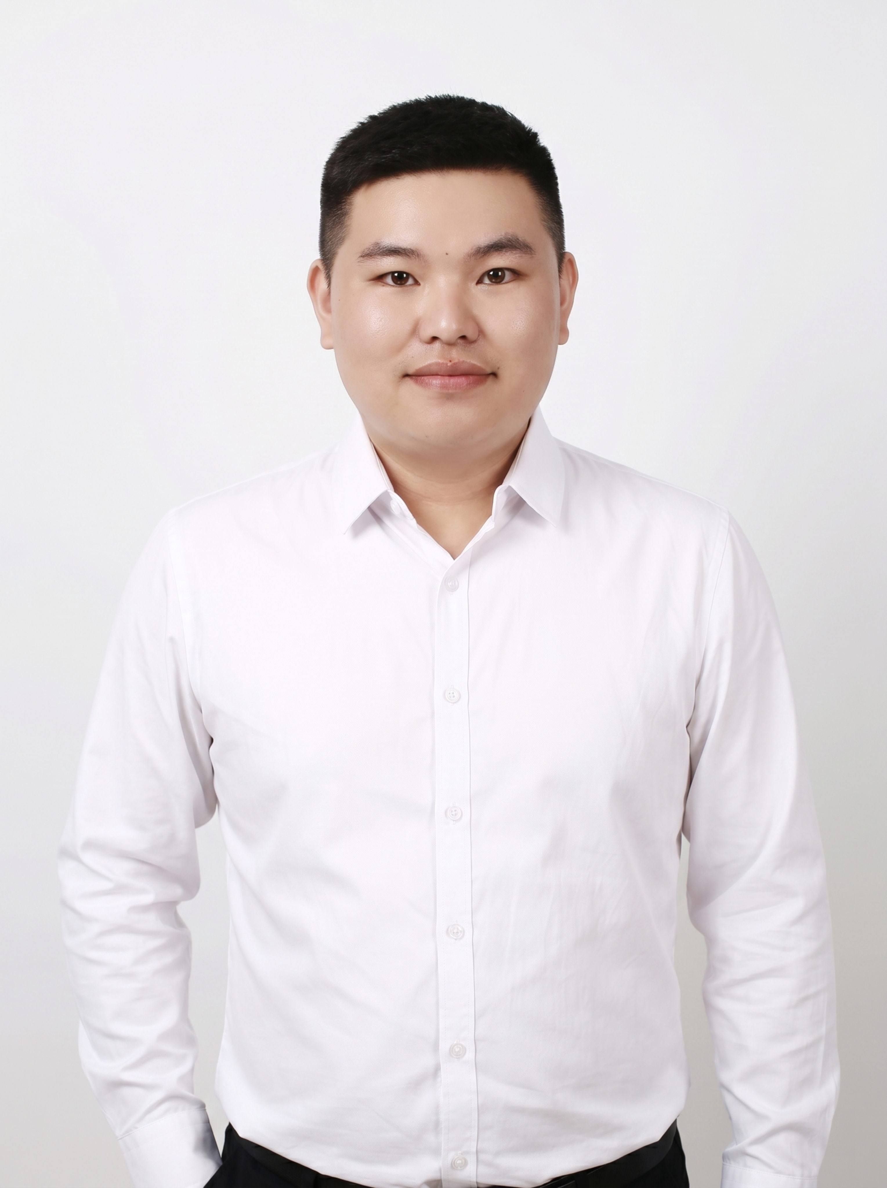 参考图中保留人物脸型、发型、年龄等特征生成金融互联网行业职场形… - 图片创意预览