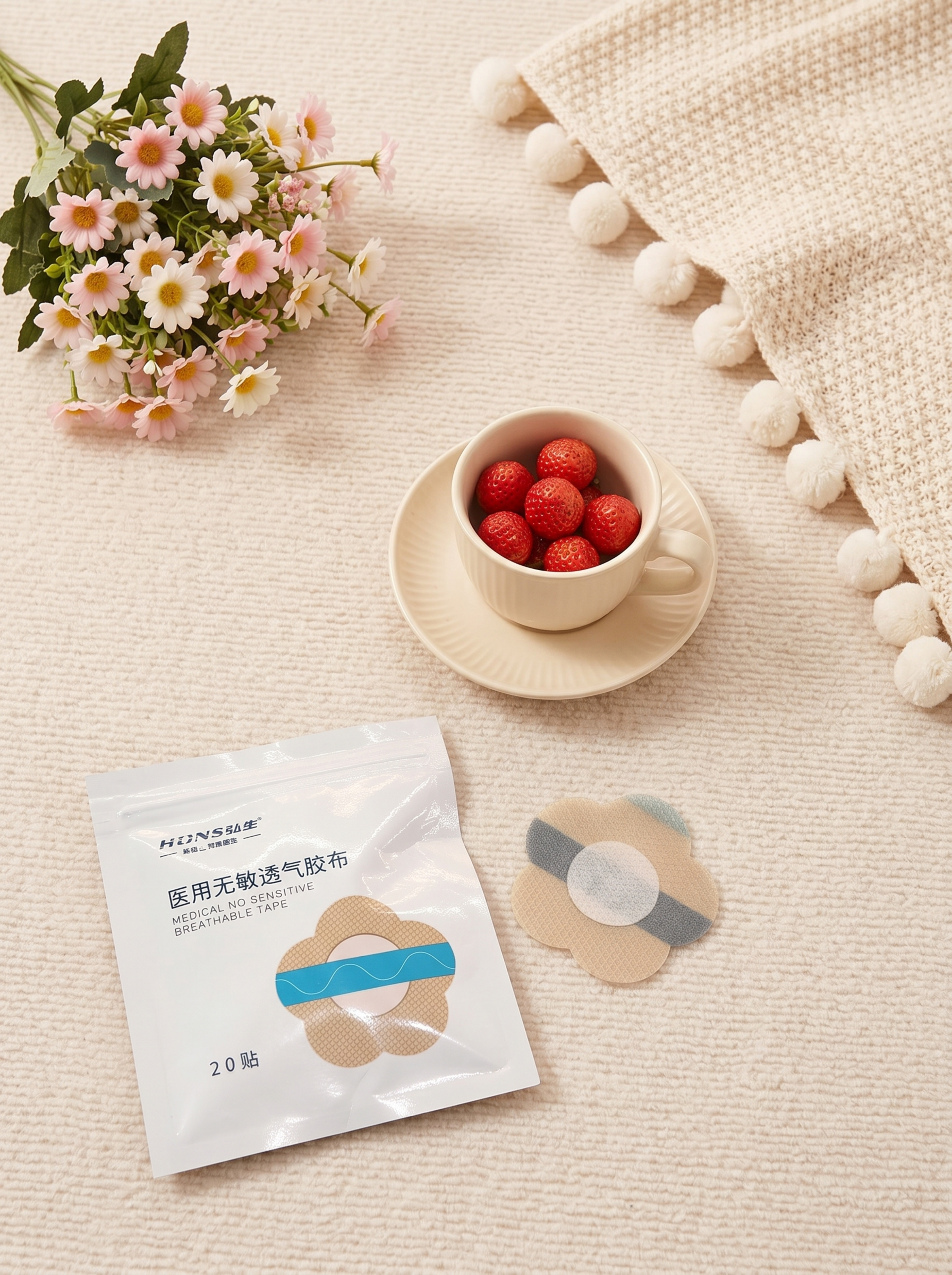 医用无敏透气胶布产品，包括包装袋和花形状胶布贴片，严格参照上传… - 图片创意预览