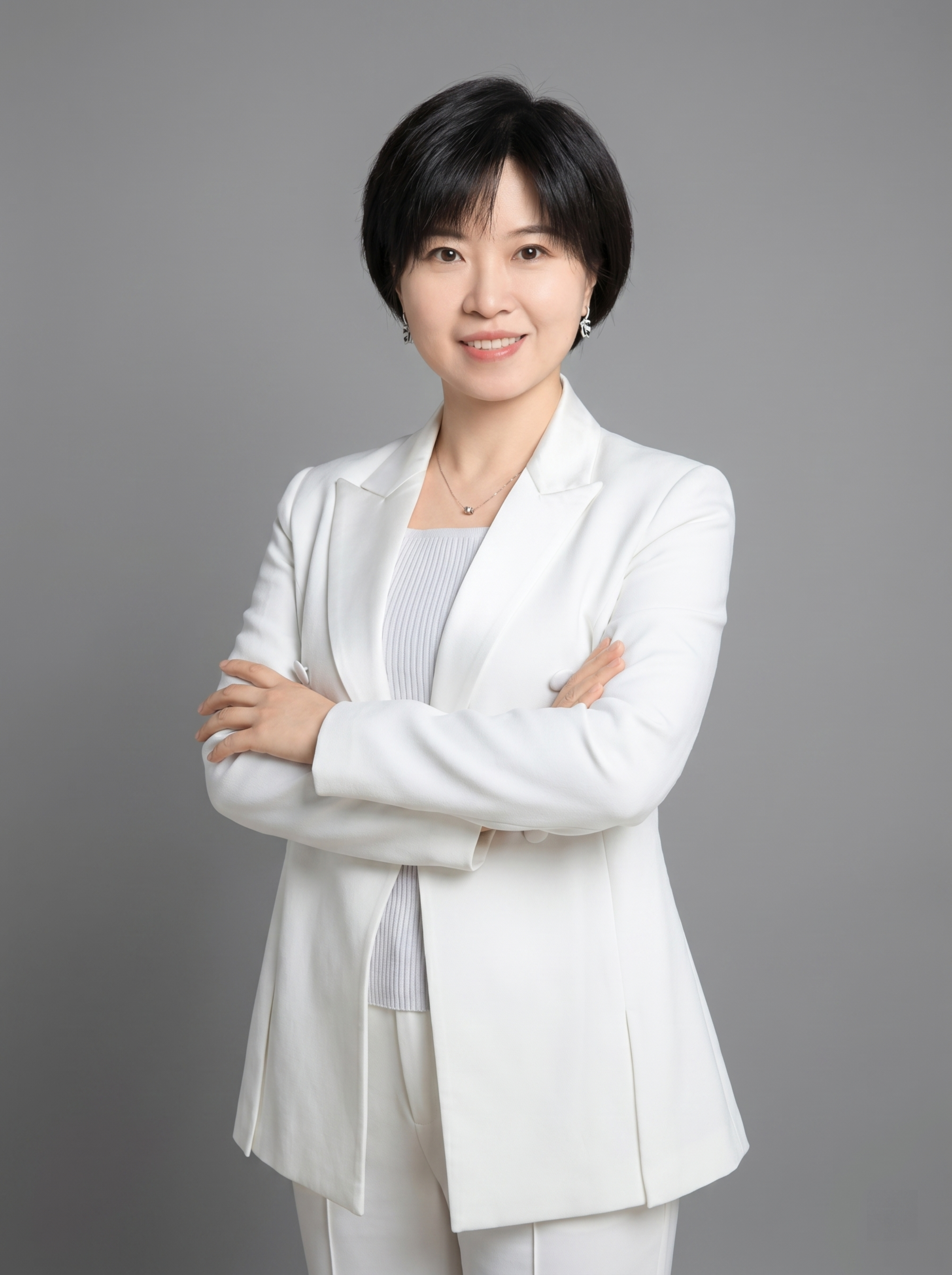 参考图中保留人物脸型、发型、年龄等特征生成通用知识课程讲师形象… - 图片创意预览