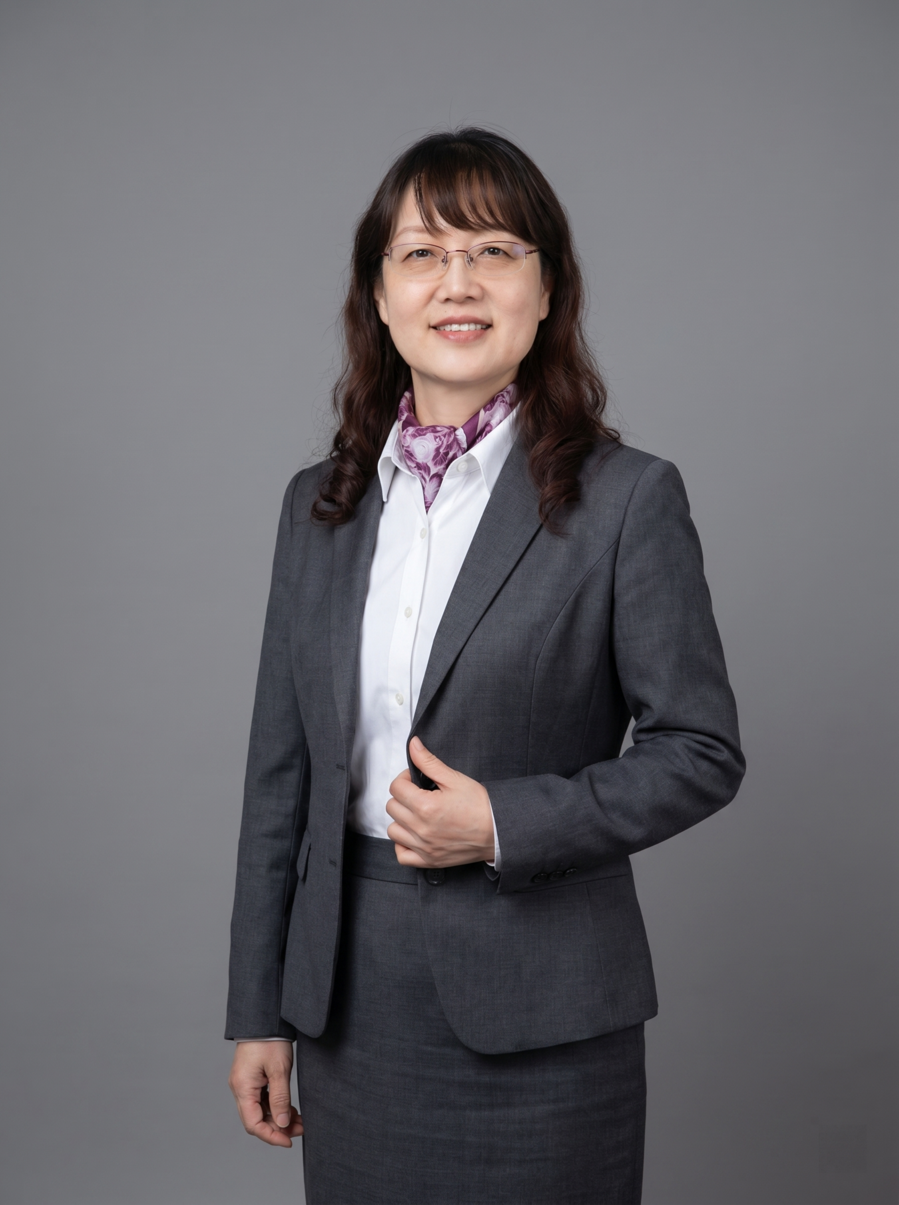 参考图中保留人物脸型、发型、年龄等特征生成职场形象照,标准焦段… - 图片创意预览