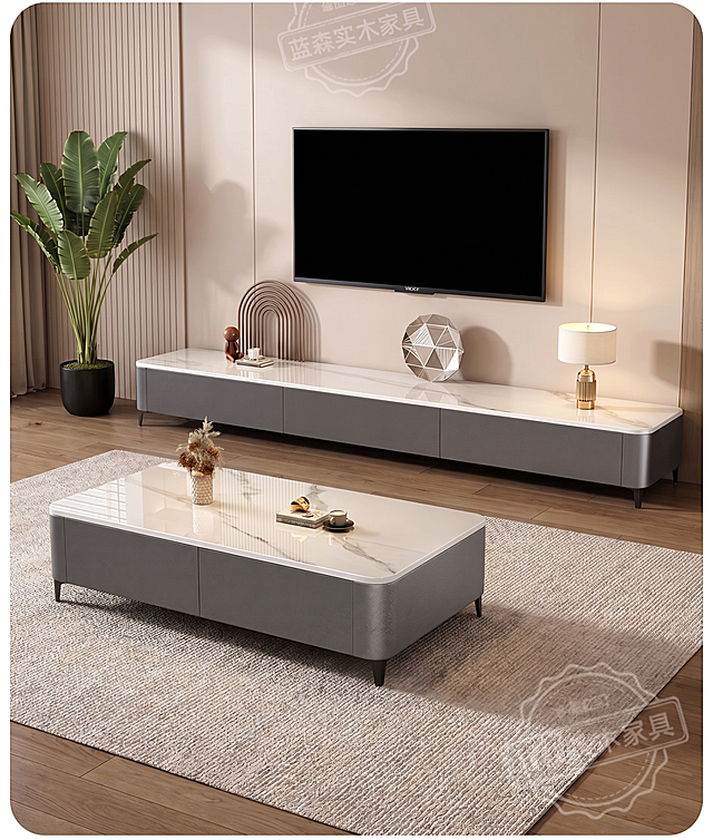 电视柜+茶几组合，严格参照上传产品图https://gdesign-dam-hz.dancf.com/36677336911957109/c97648a5a4dc456c94fbf907e2cd39f7.png，完整保留所有可见组件、部件、轮廓形状、结构、比例、材质质感、颜色与产品本体信息，与上传图完全一致。
室内家居客厅空间，温馨明亮奶咖暖色调，参考图https://1.jpg客厅场景，相似度80%，保留场景框架。
整体组合电视柜+茶几放置于客厅，侧前方平视，柔和暖侧光，产品受光面泛起奶咖暖色，暗部映射浅棕光晕，与环境自然物理融合，无贴片感。
全量换款清单：①墙面：参考图纯色浅粉 → 生成图浅奶咖竖纹拼接护墙板；②电视：保留黑色挂墙大屏换款式；③绿植：参考图左侧高款散尾葵 → 生成图左侧高款旅人蕉，同为黑色花器；④地毯：参考图浅灰纹理 → 生成图浅奶茶色肌理纹地毯，同为织物；⑤台灯：参考图右侧黑色细颈台灯 → 生成图右侧米白布艺灯罩黄铜底座台灯；⑥装饰摆件：参考图电视柜装饰三件套 → 生成图弧形金属艺术摆件+几何装饰盘；⑦地面：参考图浅原木 → 生成图暖棕原木实木地板，保持实木材质；⑧窗帘：参考图左侧浅灰帘 → 生成图左侧奶咖棉麻窗帘。
消除品牌水印和文字。保持原图比例不变，4K分辨率，温馨明亮家居氛围，严格锁定产品本体不变，融入场景。