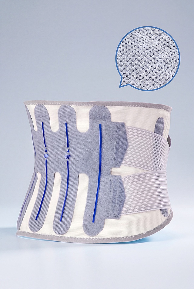 护腰腰带严格参照上传产品图1（https://gdesign-dam-hz.dancf.com/36675994455615563/5c24c22dbec64e758ac95b30d4218ed1.png），完整保留所有可见组件、部件、轮廓形状、结构、比例、材质质感、颜色与上传图完全一致，将产品替换到参考图2（https://gdesign-dam-hz.dancf.com/36675994455615563/d82bb507d6d543e8898201f04db6a949.png）的构图和场景中。
专业产品棚拍，浅灰蓝渐变干净背景，保留透气网布材质放大标注效果。
保留参考图的中心构图和产品位置，主光源来自正前方偏侧，产品受光面泛起浅灰色调、暗部映射浅蓝光晕，与环境物理融合。
全量换款清单：①背景：参考图浅灰白渐变背景 → 生成图保持浅灰渐变干净背景；②产品：参考图蓝色腰带 → 替换为图1的灰白带蓝线护腰腰带，保持所有结构细节不变；③透气标注：保留参考图右上角放大透气纹理标注，保持蓝色圈形状。
消除多余文字，严格锁定宽高比为 2:3。
分辨率 4K。