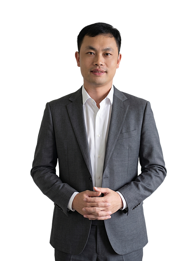 参考图中保留人物脸型、发型、年龄等特征生成职场半身形象照,标准焦段50mm,f/4光圈(f/2.8-f/4区间),平视视角(镜头与人物视线齐平);人物占画面70%,人物居中(居中构图),位于画面中心,为视觉聚焦点,入境范围头部及以下至臀部下方10cm(半身像);左右留少量背景空间;头部与画面顶部保留5%空间;头部发型完整,头肩比例协调,人物结构准确;发质微微柔顺，微微蓬松。身穿深灰色精纺羊毛混纺西装外套,(平驳领设计,面料呈细腻微微哑光质感);内搭白色高支精梳棉衬衫;下装深灰色精纺羊毛混纺西裤;着装正式干练;专业稳重;身形匀称,姿态端正,身体挺拔。呈自然站姿，双手交叠放在身前，肢体放松自然，不僵硬，表情自然略带微笑，亲和自信;去除所有配饰；简约微微中性灰色纯色背景(呈现均匀柔和质感),背景光线均匀柔和,强化色彩对比的高级感，极简干净;画质超高分辨率、细节清晰,现代精致感风格;肤质精细化处理;眼神直视镜头,目光坚定且澄澈;肤质自然细腻,肤色健康均匀,皮肤状态清爽干净,保留真实皮肤细节｡正面柔光补光,4800K中性光,面部光比1:1.5｡中近景写实摄影,对焦清晰,面部雾面柔光,轻透裸肌感,高清保留皮肤细节｡分辨率4K，严格按照图片内容生成，画面比例3:4