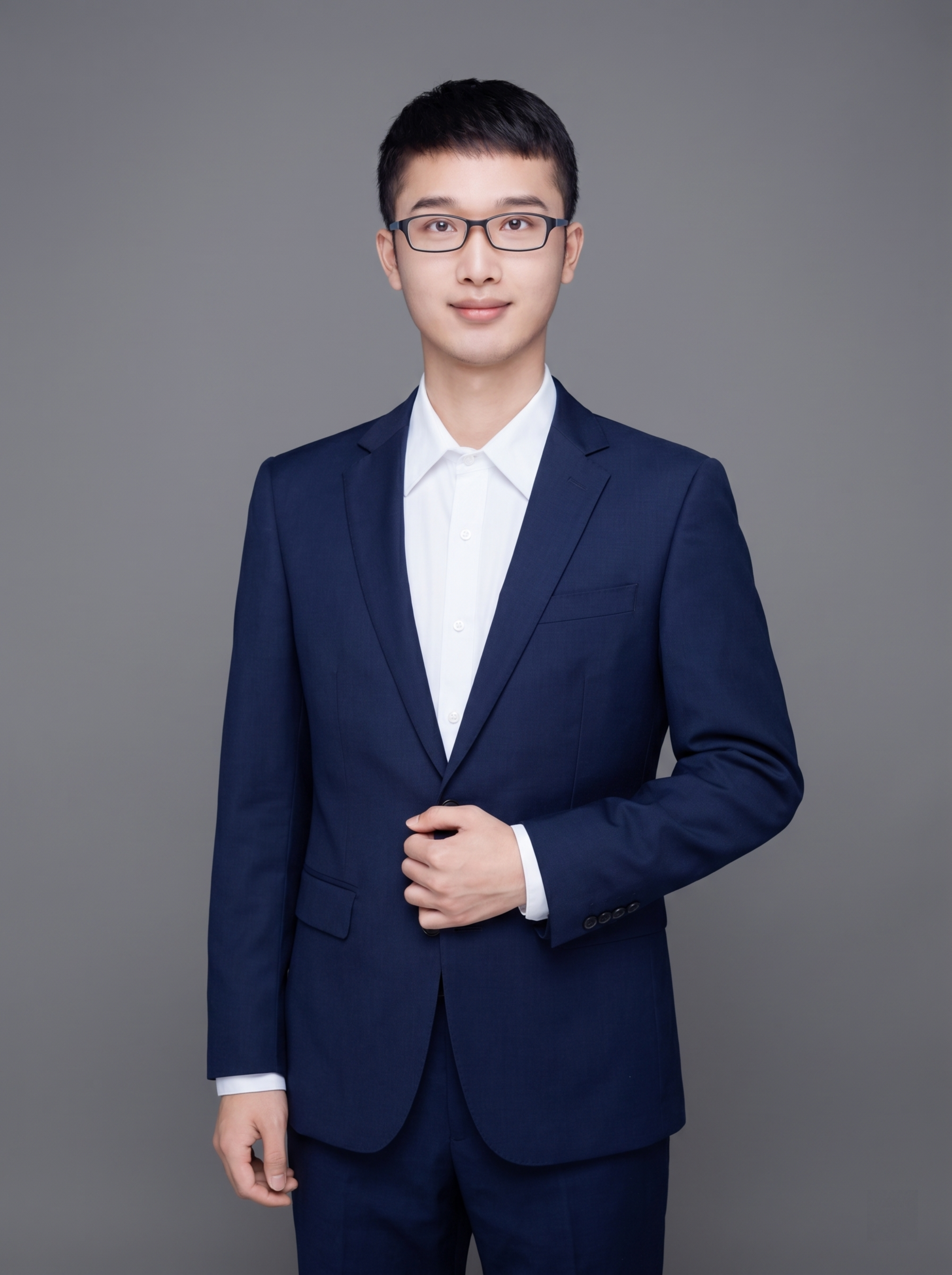 参考图中保留人物脸型、发型、年龄等特征生成职场形象照,标准焦段… - 图片创意预览