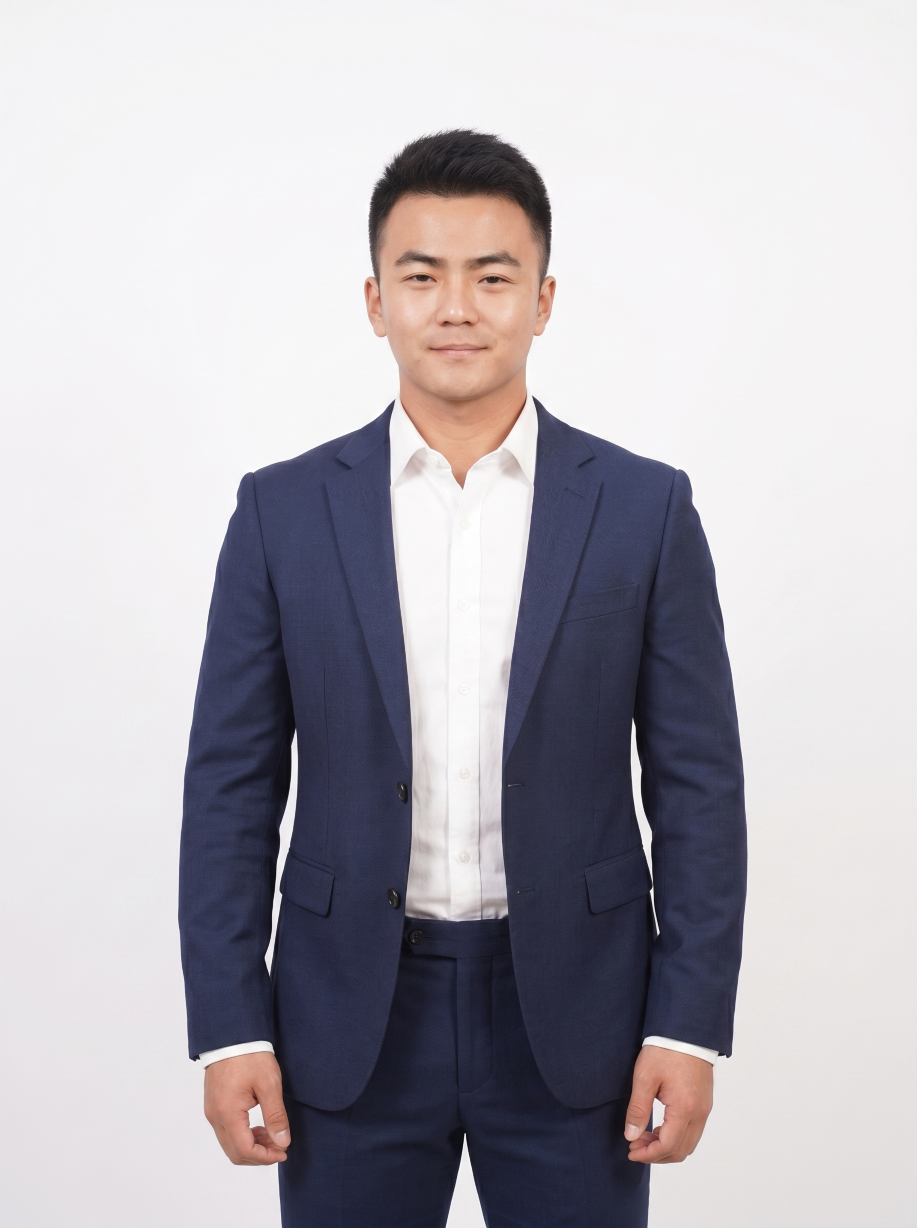 参考图中保留人物脸型、发型、年龄等特征生成职场形象照,标准焦段… - 图片创意预览