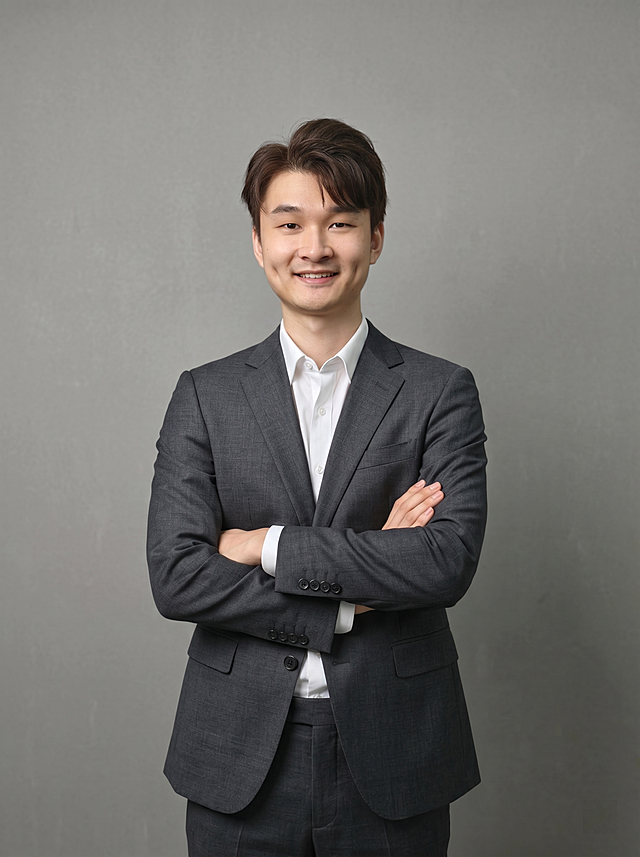 参考图中保留人物脸型、发型、年龄等特征生成职场形象照,标准焦段50mm,f/4光圈(f/2.8-f/4区间),平视视角(镜头与人物视线齐平);人物占画面70%,人物居中(居中构图),位于画面中心,为视觉聚焦点,入境范围头部及以下至臀部下方10cm(半身像);左右留少量背景空间;头部与画面顶部保留5%空间;头部发型完整,头肩比例协调,人物结构准确;发质微微柔顺，微微蓬松。身穿深灰色精纺羊毛混纺西装外套,(平驳领设计,面料呈细腻微微哑光质感);内搭白色高支精梳棉衬衫;下装深灰色精纺羊毛混纺西裤;着装正式干练;专业稳重;身形匀称,姿态端正,身体挺拔。呈站姿双手抱胸的自然姿态，肢体放松且自信。去除手腕手表配饰。简约微微中性灰色纯色背景(呈现均匀柔和质感),背景光线均匀柔和,强化色彩对比的高级感，极简干净;画质超高分辨率、细节清晰,现代精致感风格;肤质精细化处理;眼神直视镜头,目光坚定且澄澈,表情自然。嘴角上扬;肤质自然细腻,肤色健康均匀,皮肤状态清爽干净,保留真实皮肤细节｡正面柔光补光,4800K中性光,面部光比1:1.5｡中近景写实摄影,对焦清晰,面部雾面柔光,轻透裸肌感,高清保留皮肤细节｡分辨率4K,去除人物之外的所有元素。严格按照图片内容生成，画面比例3:4。