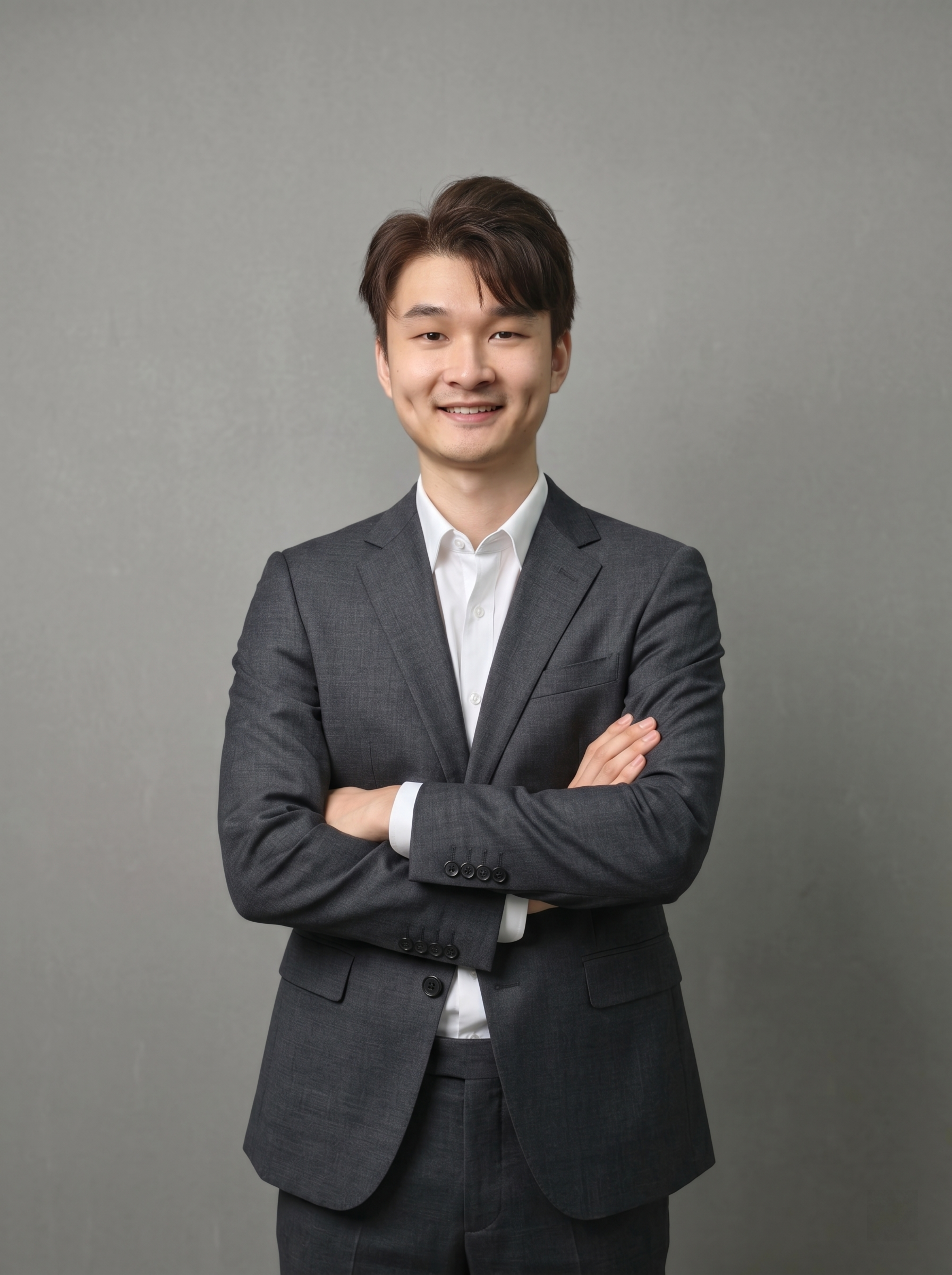 参考图中保留人物脸型、发型、年龄等特征生成职场形象照,标准焦段… - 图片创意预览