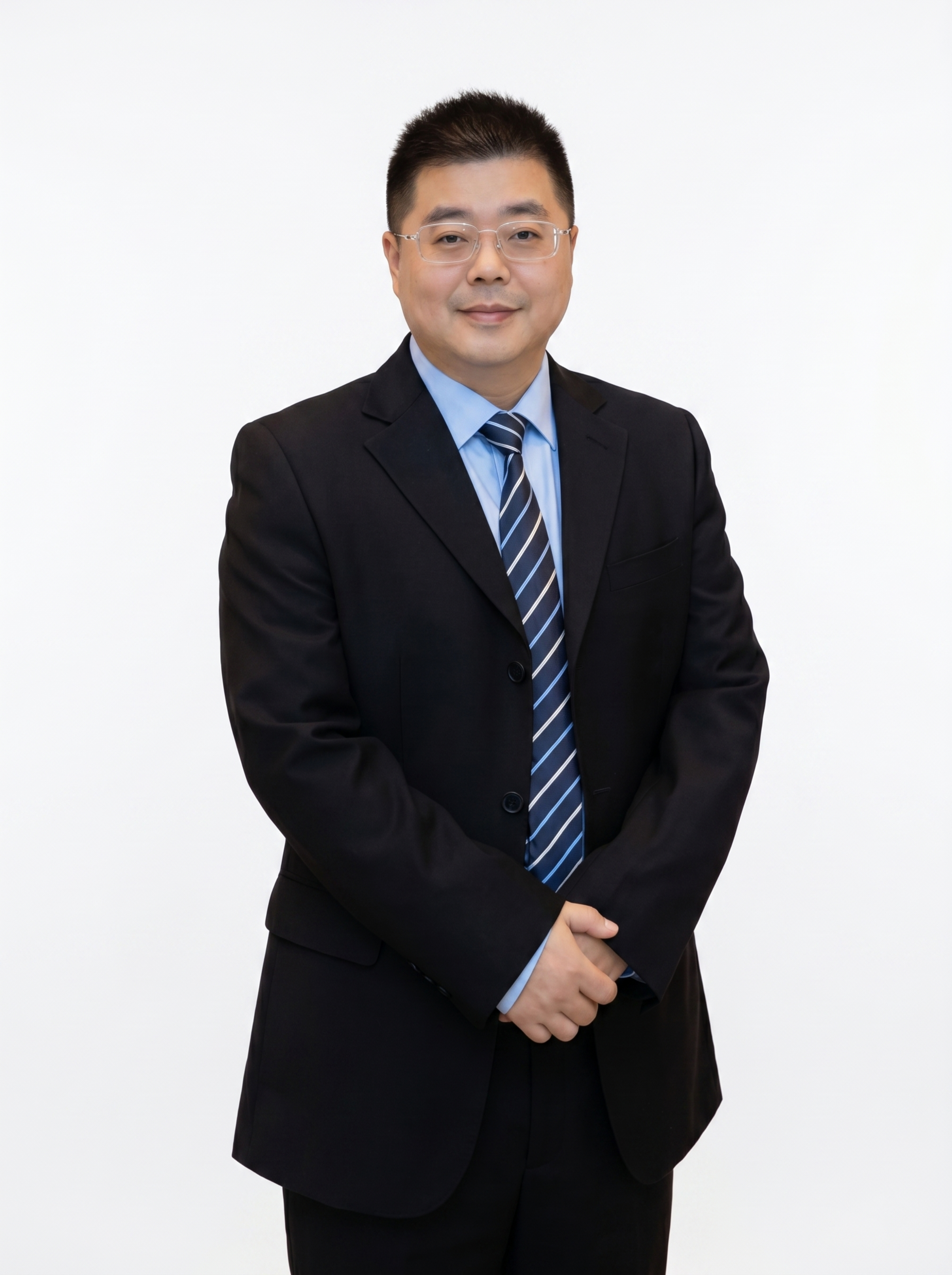 参考图中保留人物脸型、发型、年龄等特征生成职场形象照,标准焦段… - 图片创意预览