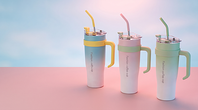 保温杯，严格参照上传产品图https://gdesign-dam-hz.dancf.com/36690432516670524/78ab738b2b1646469193285de89cbcb4.jpg，完整保留所有可见组件、部件、轮廓、结构、比例、材质、颜色与产品本体上的文字信息，与上传图完全一致。
简约产品展示场景，保温杯放置在粉色表面，浅蓝色渐变背景。
清新柔和马卡龙色系，符合快乐供应链美学，整体氛围快乐、温暖和亲切。
还原参考图https://1.jpg的正面柔和顶光光影氛围，产品受光面泛起粉色暖色、暗部映射浅蓝色光晕，与环境物理融合。
构图干净，左侧留出横幅文本空间，浅景深，生活感摄影风格，产品为第一视觉焦点。
微侧15°视角。
全量换款清单：①承载台面：参考图粉色平面 → 生成图保持粉色平面材质，颜色保持柔和粉色；②背景：参考图浅蓝色渐变背景 → 生成图保持浅蓝色渐变背景，风格调整得更活泼柔和；③产品挂件装饰：参考图三款搭配的卡通挂饰 → 生成图去掉挂饰，保留主体保温杯展示，保持与原图1产品一致，保持清晰。
相似度参考50%，保持产品与图1一致清晰，消除产品本体之外的营销文字。
4K高分辨率，严格锁定宽高比为 16:9