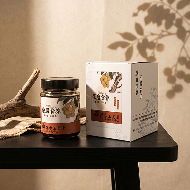 膏方产品，严格参照上传产品图https://gdesign-dam-hz.dancf.com/36688656152512620/624a2b23cb9e4f57b751a7e1823ef066.png，完整保留所有可见组件、部件、轮廓形状、结构、比例、材质质感、颜色与产品本体上的文字信息，与上传图完全一致。
室内桌面场景，自然暖棕色调。
左侧微侧放置产品，柔和侧前光，还原参考图自然光方向，产品受光面泛起暖棕暖色、暗部映射浅米色光晕，与环境物理融合。
中景偏左微侧25°视角。
全量换款清单：①背景墙面：参考图米色纹理布面 → 生成图米色宣纸纹理墙面；②绿植：参考图右侧青竹竿影 → 生成图右侧龙眼树枝叶投影；③桌面：参考图黑色亮面台面 → 生成图黑色哑光实木台面；④陈设：参考图左侧沉木 + 麻布 → 生成图左侧风化木段 + 棉麻衬布。
参考相似度80%，保留整体中式禅意氛围，产品为第一视觉焦点。严格锁定宽高比为1:1。
4K 分辨率