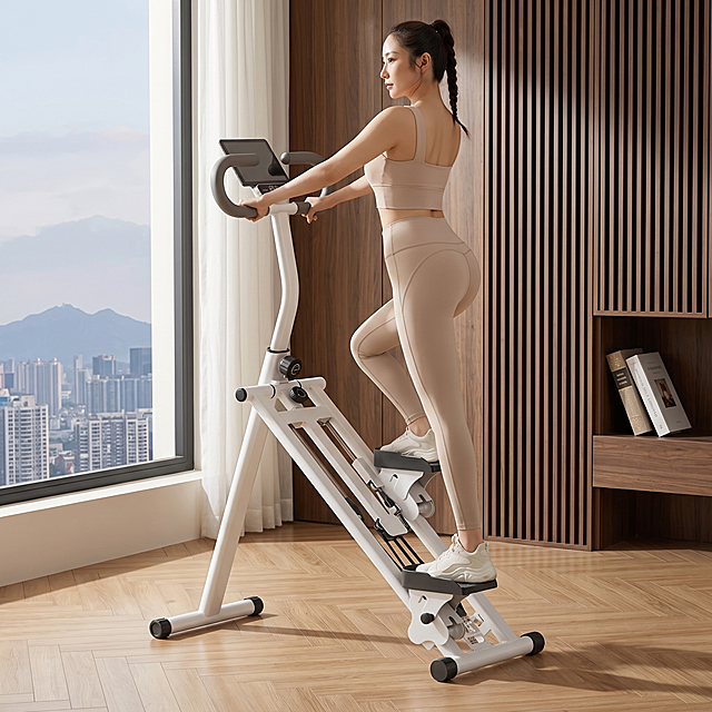 爬楼机健身器材，严格参照上传产品图（https://gdesign-dam-hz.dancf.com/36689442443481185/68bfbe1488bd45d78777f0a67e446bd4.png），完整保留所有可见组件、部件、轮廓形状、结构、比例、材质质感、颜色与上传图完全一致。
室内家居客厅一角，自然暖棕原木色调。
保留中国女性模特使用爬楼机的姿态与互动方式，还原参考图（https://gdesign-dam-hz.dancf.com/36689442812317820/305b6af357604995a25808857059e2ac.png）侧窗自然光方向，产品受光面泛起原木暖色、暗部映射浅木灰光晕，与环境物理融合。
产品居中展示，中景构图，微侧25°视角偏转。
全量换款清单：①人物：参考图灰色运动套装 → 生成浅奶茶色专业健身套装，侧编麻花辫发型（性别/国籍/肤色/姿态保留，换服装+发型）；②右侧柜体：参考图浅原木色平板柜 → 生成深胡桃木格栅收纳柜，同实木大类换款式；③地面：参考图浅原木直铺 → 生成浅橡木人字拼地板；④书籍：参考图三叠放白书 → 生成两本精装画册叠放；⑤窗外：参考图湖泊远山 → 生成都市天际线远山。
相似度保留50%，仅复刻骨架不重复元素。
消除额外品牌文字，保留产品本体信息。
4K 分辨率，严格锁定宽高比为 1:1