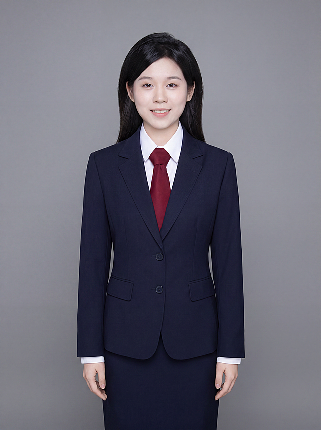 参考图中保留人物脸型、发型、年龄等特征生成职场全身正装形象照，标准焦段50mm，f/4光圈，平视视角，镜头与人物视线齐平；人物占画面合适比例，人物居中，居中构图，位于画面中心，为视觉聚焦点，全身照，展现人物完整身形；头部与画面顶部保留合适空间；头部发型完整，头身比例协调，人物结构准确；身穿藏青色精纺羊毛混纺西装外套，平驳领设计，面料呈细腻微微哑光质感；内搭白色高支精梳棉衬衫；下装藏青色精纺羊毛混纺西装套裙；系酒红色真丝领带，着装正式干练，专业稳重，身形匀称，姿态端正，身体挺拔。呈自然站姿，双手自然下垂，肢体放松且自信；发质微微柔顺，微微蓬松。简约微微中度灰色纯色背景，呈现均匀柔和质感，背景光线均匀柔和，强化色彩对比的高级感，极简干净；画质超高分辨率、细节清晰，现代精致感风格；肤质精细化处理；眼神直视镜头，目光坚定且澄澈，表情自然。嘴角上扬；清透自然裸妆，轻薄底妆+淡唇妆，妆感轻薄轻透裸肌感，通透感肤质，肤质自然细腻，肤色健康均匀，雾面柔光裸肌感，保留真实皮肤细节｡正面柔光补光，4800K中性光，面部光比1:1.5，色调明亮｡中近景写实摄影，对焦清晰，高清保留皮肤细节，分辨率4K，去除人物之外的所有元素。严格按照图片内容生成，画面比例3:4
