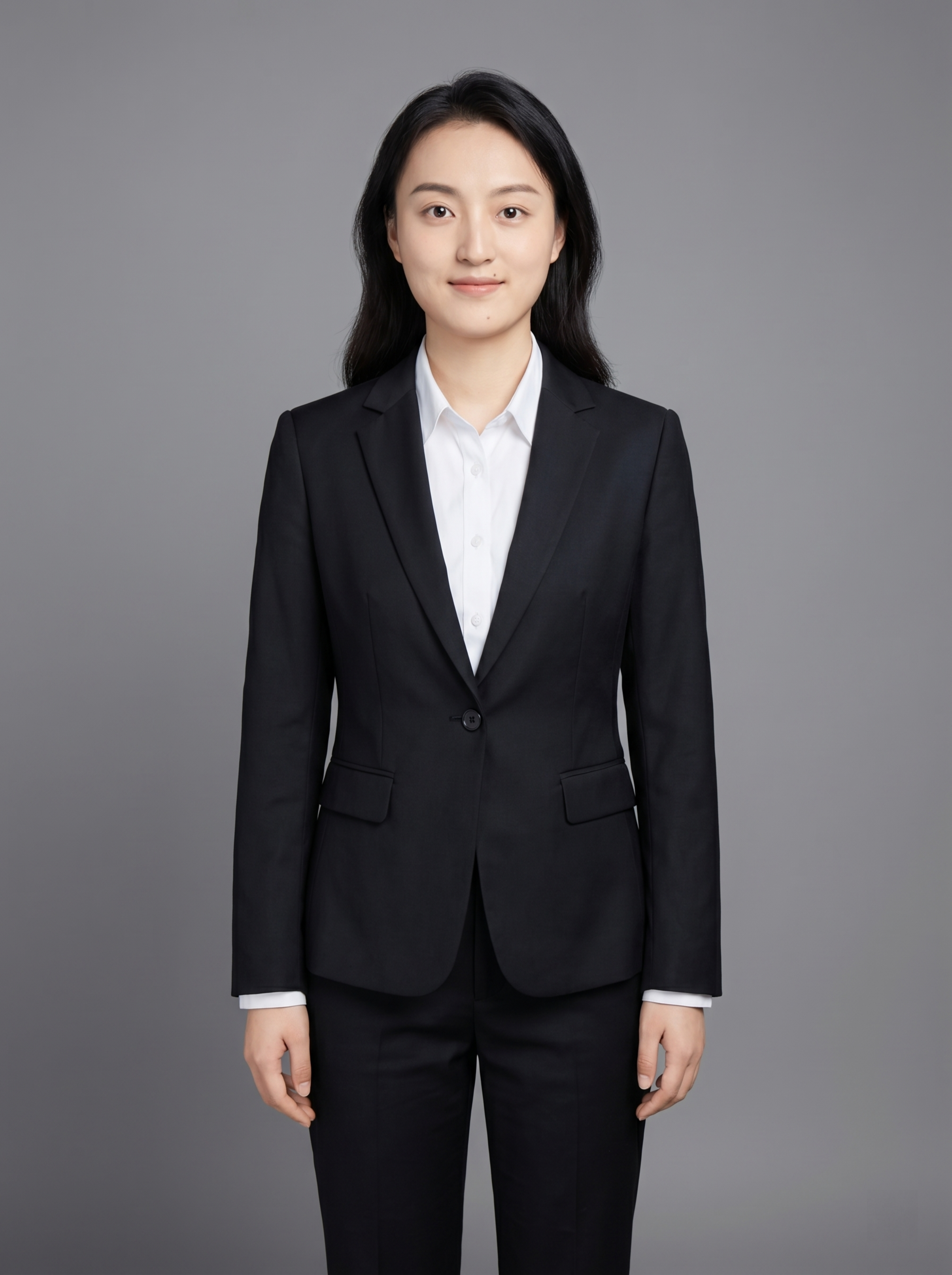 参考图中保留人物脸型、发型、年龄等特征生成职场全身正装形象照，… - 图片创意预览