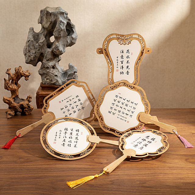 中式团扇 严格参照上传产品图https://gdesign-dam-hz.dancf.com/36698110727801937/e8ee2301169b4e418cd4ce7f56c3e508.jpg，完整保留所有可见组件、部件、轮廓、结构、比例、材质、颜色与产品本体上的文字信息，与上传图完全一致；自然融入场景光影，与场景共处同一物理空间。参考https://1.jpg的中式书法风格生成场景，相似度50%，保留参考图骨架与氛围，全量替换所有可见元素款式，避免完全雷同。
室内中式桌面场景，暖棕新中式色调。
组合语境：团扇放置在中式木质桌面，搭配传统太湖石摆件作背景装饰，还原中式国风氛围。
光影：侧前方柔和暖光，产品受光面泛起暖棕暖色，暗部映射浅木色光晕，与环境物理融合。
产品位置居中，产品占据画面核心区域，静态摆放。
微侧15°视角微调。
全量换款清单：①承载桌面：参考图竹席桌面 → 生成图胡桃木实木桌面，保持木质材质；②背景摆件：参考图大小太湖石 → 生成图一块观赏太湖石加小型禅意根雕，同为石材木作摆件；③墙面背景：参考图纯色墙面 → 生成图浅米色宣纸纹理墙面；
消除参考图上的购物图标与文字。4K 分辨率，严格锁定宽高比为 1:1。