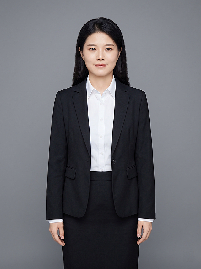 参考图中保留人物脸型、发型、年龄等特征生成教师公职人员职场形象照，标准焦段50mm，f/4光圈，平视视角，镜头与人物视线齐平，人物占画面合适比例，人物居中，居中构图，位于画面中心，为视觉聚焦点，全身照，展现人物完整身形；左右留少量背景空间，头部与画面顶部保留合适空间，头部发型完整，头身比例协调，人物结构准确；身穿深黑色精纺羊毛混纺西装外套，平驳领设计，面料呈细腻微微哑光质感；内搭白色高支精梳棉衬衫；下装深黑色精纺羊毛混纺西装套裙；着装正式干练，专业稳重，知性端正，身形匀称，姿态端正，身体挺拔。呈自然站姿，双手自然下垂，肢体放松且自信；发质微微柔顺，微微蓬松；简约微微中度灰色纯色背景，呈现均匀柔和质感，背景光线均匀柔和，强化色彩对比的高级感，极简干净；画质超高分辨率、细节清晰，现代精致感风格；肤质精细化处理；眼神直视镜头，目光坚定且澄澈，表情自然。嘴角上扬；清透自然裸妆，轻薄底妆+淡唇妆，妆感轻薄轻透裸肌感，通透感肤质，肤质自然细腻，肤色健康均匀，雾面柔光裸肌感，保留真实皮肤细节，正面柔光补光，4800K中性光，面部光比1:1.5，色调明亮，写实摄影，对焦清晰，高清保留皮肤细节；分辨率4K，去除人物之外的所有元素，严格按照图片内容生成，画面比例3:4