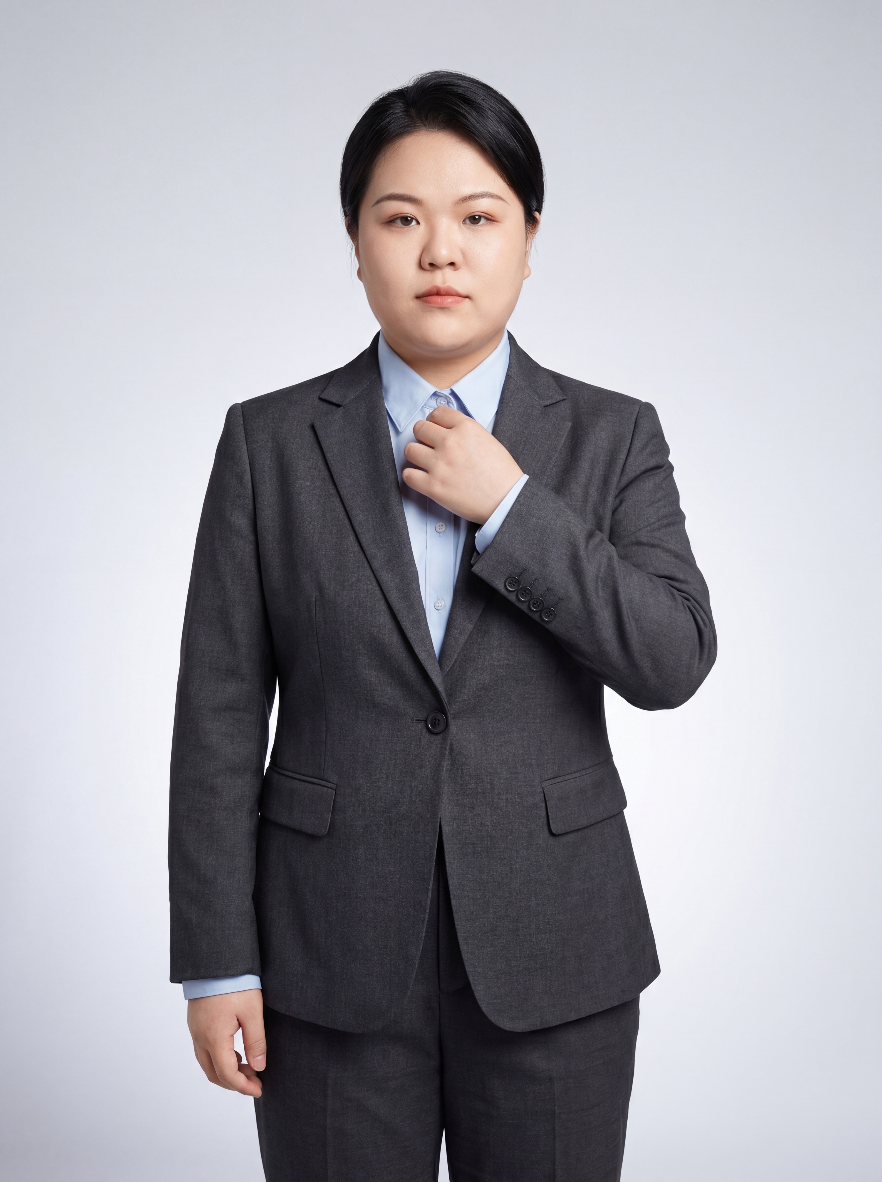 参考图片中人物特征生成通用职场形象照，保留人物脸型和基础特征，… - 图片创意预览