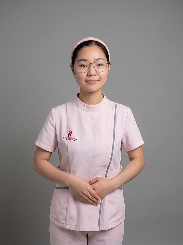 参考图中保留人物脸型、发型、年龄等特征生成医护职业形象照,标准焦段50mm,f/4光圈(f/2.8-f/4区间),平视视角(镜头与人物视线齐平);人物占画面70%,人物居中(居中构图),位于画面中心,为视觉聚焦点,入境范围头部及以下至臀部下方10cm(半身像);左右留少量背景空间;头部与画面顶部保留5%空间;头部发型完整,头肩比例协调,人物结构准确;身穿粉色医护工作服，保留灰色镶边和红色刺绣logo，清洁衣服污渍;下装同色医护裤;着装正式干练;专业可靠，温和严谨;身形匀称,姿态端正,身体挺拔。呈站姿，双手交叠于腹前的自然姿态，肢体放松且自信;保留发箍、眼镜配饰;发质微微柔顺，微微蓬松。简约微微中度灰色纯色背景(呈现均匀柔和质感),背景光线均匀柔和,强化色彩对比的高级感。极简干净;画质超高分辨率、细节清晰,现代精致感风格;肤质精细化处理;眼神直视镜头,目光坚定且澄澈,表情自然。嘴角上扬;清透自然裸妆(轻薄底妆+淡唇妆)妆感轻薄轻透裸肌感,通透感肤质,肤质自然细腻,肤色健康均匀,雾面柔光裸肌感,保留真实皮肤细节｡正面柔光补光,4800K中性光,面部光比1:1.5,色调明亮｡中近景写实摄影,对焦清晰,高清保留皮肤细节｡分辨率4K,去除人物之外的所有元素。严格按照图片内容生成，画面比例3:4。