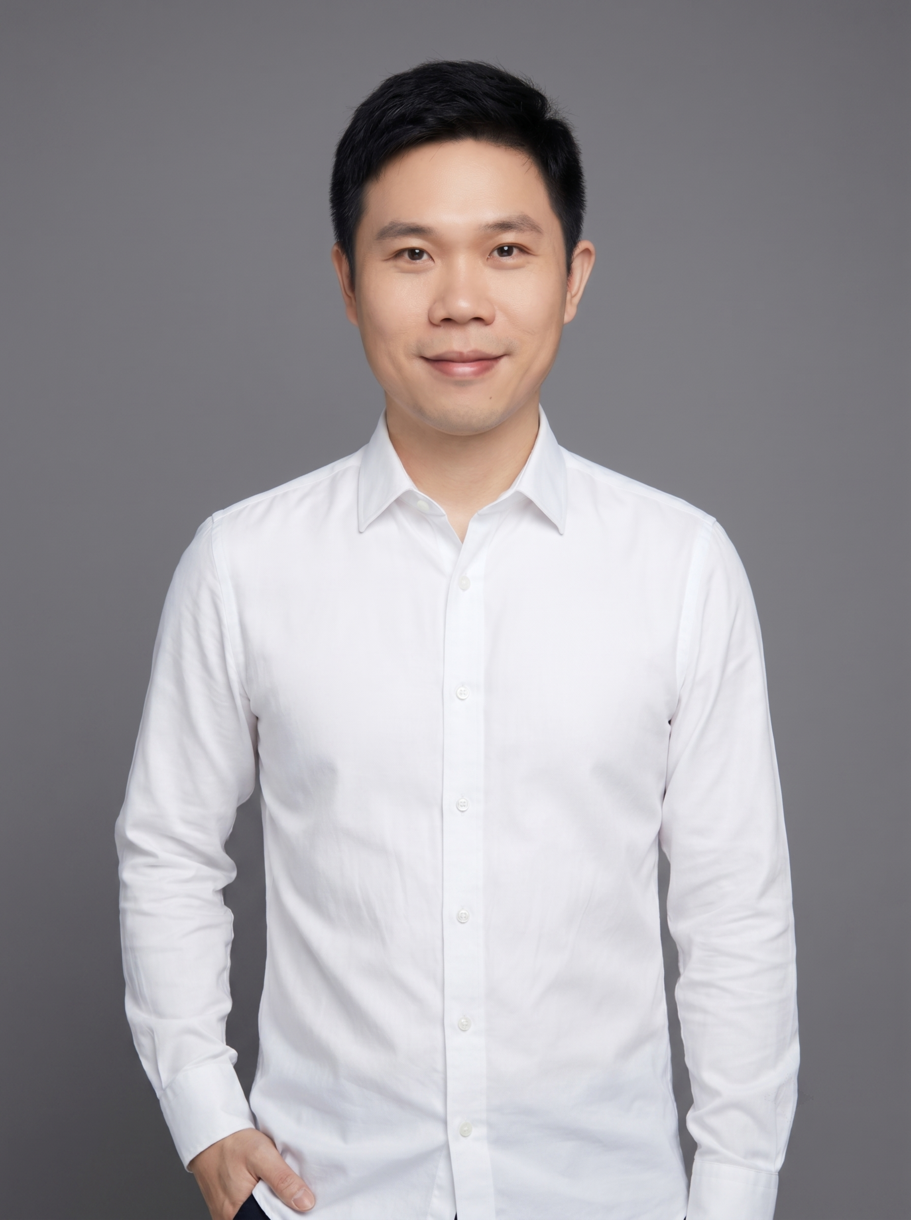 参考图中保留人物脸型、发型、年龄等特征生成职场形象照,标准焦段… - 图片创意预览