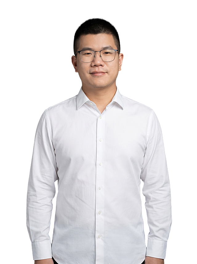 参考图中保留人物脸型、发型、年龄、眼镜等特征生成职场形象照,标准焦段50mm,f/4光圈(f/2.8-f/4区间),平视视角(镜头与人物视线齐平);人物占画面70%,人物居中(居中构图),位于画面中心,为视觉聚焦点,入境范围头部及以下至臀部下方10cm(半身像);左右留少量背景空间;头部与画面顶部保留5%空间;头部发型完整,头肩比例协调,人物结构准确;发质微微柔顺，微微蓬松。身穿高支精梳棉白色衬衫;着装正式干练;专业稳重;身形匀称,姿态端正,身体挺拔。呈站姿，双手自然垂直下垂贴于身体两侧，肢体放松且自信;保留眼镜配饰;简约微微中度灰色纯色背景(呈现均匀柔和质感),背景光线均匀柔和,强化色彩对比的高级感。极简干净;画质超高分辨率、细节清晰,现代精致感风格;肤质精细化处理;眼神直视镜头,目光坚定且澄澈,表情自然。嘴角上扬;肤质自然细腻,肤色健康均匀,皮肤状态清爽干净,保留真实皮肤细节｡正面柔光补光,4800K中性光,面部光比1:1.5｡中近景写实摄影,对焦清晰,面部雾面柔光,轻透裸肌感,高清保留皮肤细节｡分辨率4K,去除人物之外的所有元素。严格按照图片内容生成。画面比例3:4