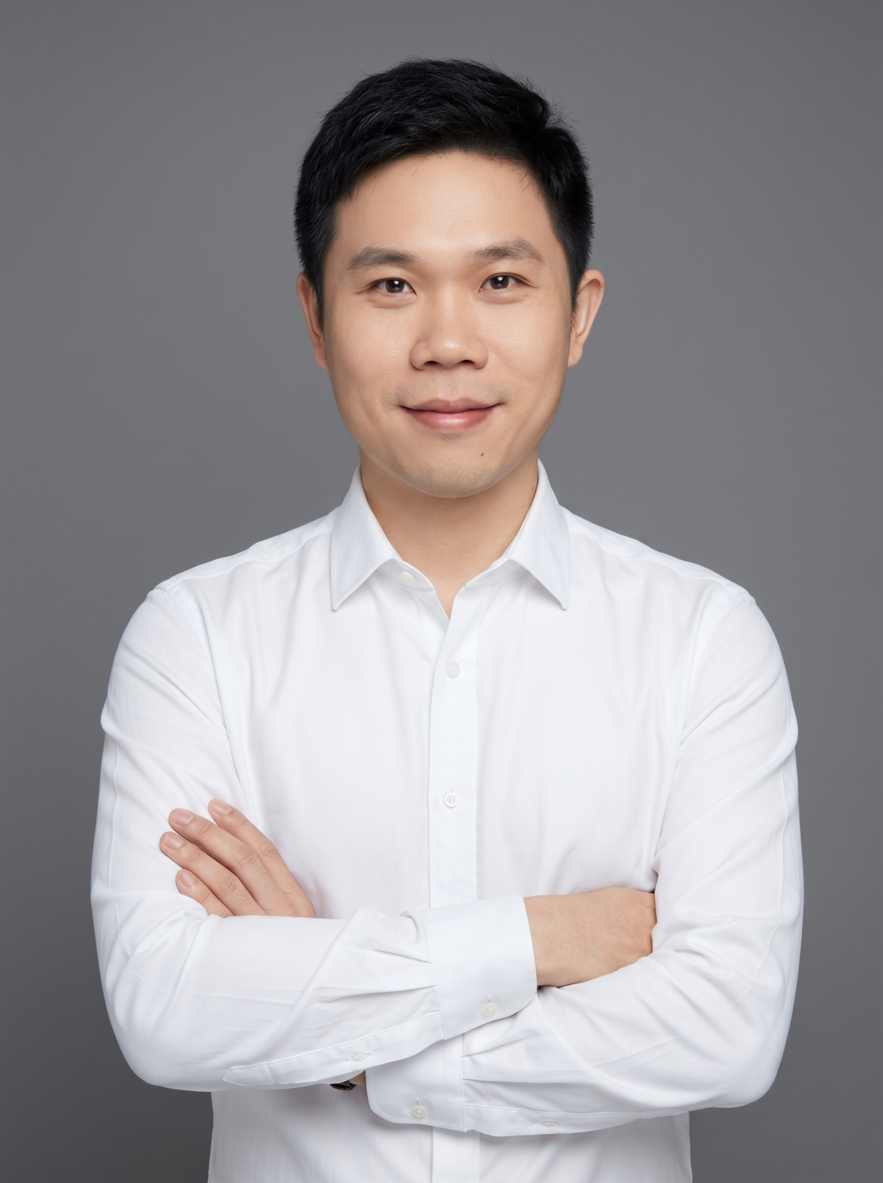 参考图中保留人物脸型、发型、年龄等特征生成职场形象照,标准焦段… - 图片创意预览