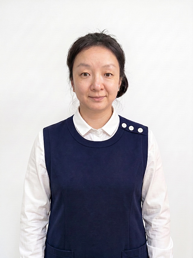 参考图中保留人物脸型、发型、服装、姿态与背景不变，仅进行肤质优化：去除脸色暗沉，提亮肤色至健康自然光泽；轻度磨皮处理，保留真实皮肤纹理与毛孔细节，避免过度平滑；整体呈现清透自然裸妆效果，肤质细腻均匀、哑光柔光感，眼神温和有神，表情自然。4K高清写实风格，画面比例3:4。