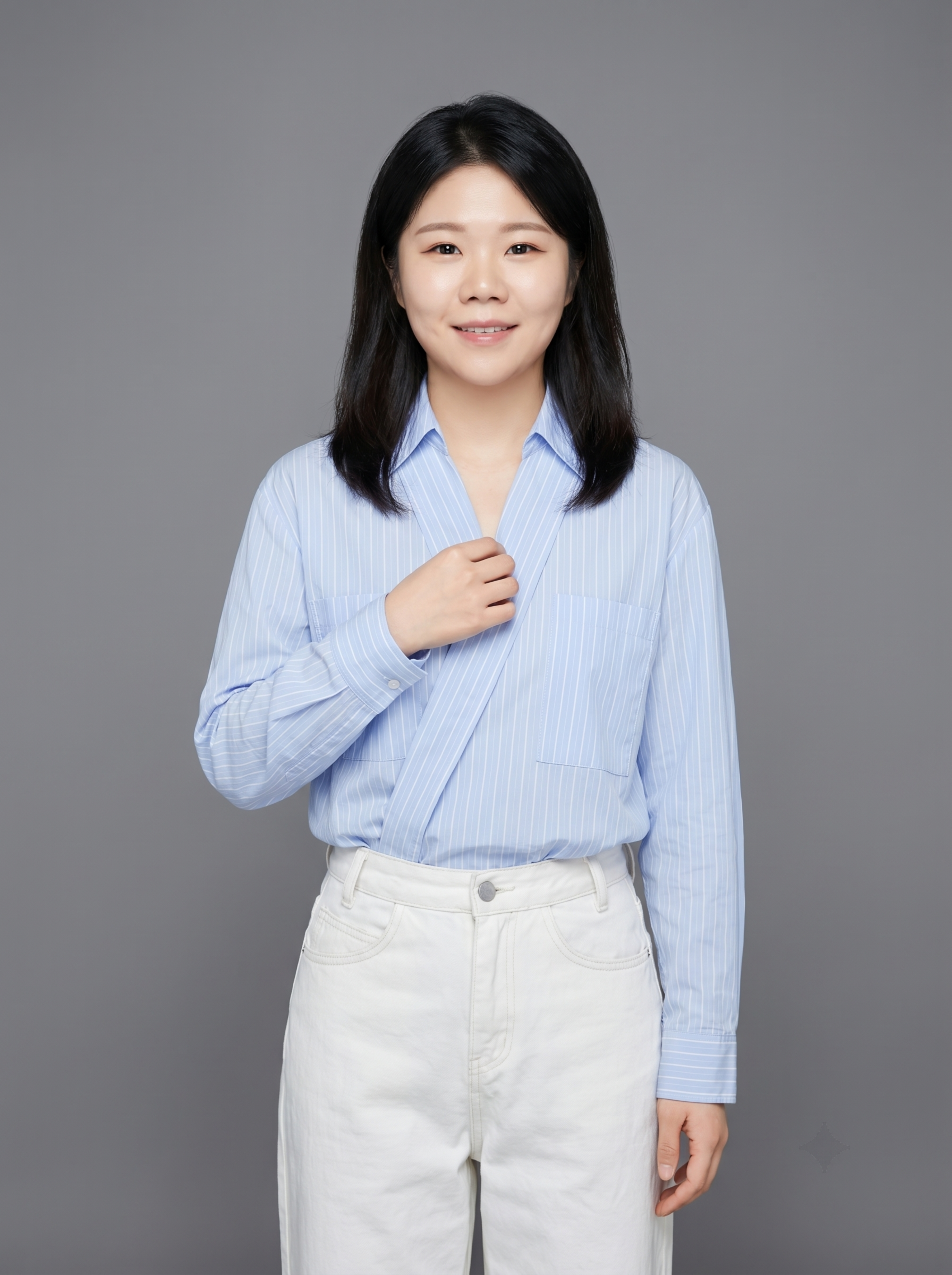 参考图中保留人物脸型、发型、年龄等特征生成教师职场形象照，标准… - 图片创意预览