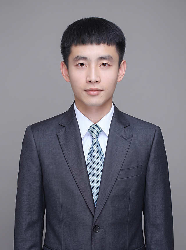 参考图中保留人物脸型、发型、年龄等特征生成教育/学术行业职场形象照，标准焦段50mm，f/4光圈，平视视角，镜头与人物视线齐平；人物占画面70%，人物居中，居中构图，位于画面中心，为视觉聚焦点，入境范围头部及以下至臀部下方10cm半身像；左右留少量背景空间；头部与画面顶部保留5%空间；头部发型完整，头肩比例协调，人物结构准确；身穿深灰色精纺羊毛混纺西装外套，平驳领设计，面料呈细腻微微哑光质感；内搭白色高支精梳棉衬衫；下装深灰色精纺羊毛混纺西裤；着装正式干练；博学温润，学者风范，从容儒雅，知性内敛；身形匀称，姿态端正，身体挺拔。呈自然站姿，自然正视镜头，肢体放松且自信；佩戴条纹精致领带，发质微微柔顺，微微蓬松；简约中性灰色纯色背景，呈现均匀柔和质感，背景光线均匀柔和，强化色彩对比的高级感，极简干净；画质超高分辨率、细节清晰，现代精致感风格；肤质精细化处理；眼神直视镜头，目光坚定且澄澈，表情自然，嘴角微微上扬；肤质自然细腻，肤色健康均匀，皮肤状态清爽干净，保留真实皮肤细节。正面柔光补光，4800K中性光，面部光比1:1.5。中近景写实摄影，对焦清晰，面部雾面柔光，轻透裸肌感，高清保留皮肤细节；分辨率4K，去除人物之外的所有元素，严格按照图片内容生成，画面比例3:4