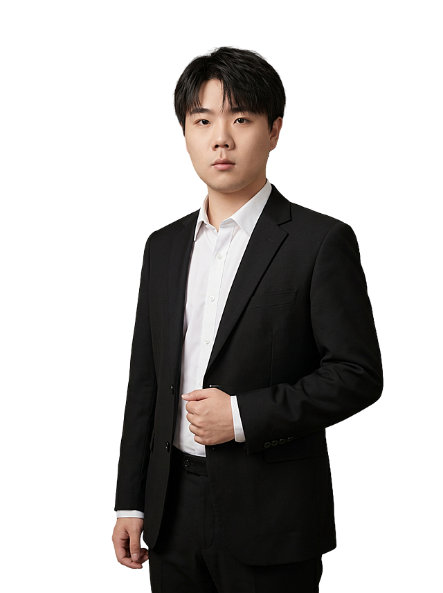 参考图中保留人物脸型、发型、年龄等特征生成职场形象照，标准焦段50mm，f/4光圈(f/2.8-f/4区间)，平视视角(镜头与人物视线齐平)；人物占画面70%，人物居中(居中构图)，位于画面中心，为视觉聚焦点，入境范围头部及以下至臀部下方10cm(半身像)；左右留少量背景空间；头部与画面顶部保留5%空间；头部发型完整，头肩比例协调，人物结构准确；发质微微柔顺，微微蓬松。身穿黑色精纺羊毛混纺西装外套(平驳领设计，面料呈细腻微微哑光质感)；内搭白色高支精梳棉衬衫；下装黑色精纺羊毛混纺西裤；着装正式干练；专业稳重；身形匀称，姿态端正，身体挺拔。呈自然站立，右手轻握西装前襟，肢体放松且自信；简约暖灰米杏纯色背景，呈现均匀柔和质感，背景光线均匀柔和，强化色彩对比的高级感，极简干净；画质超高分辨率、细节清晰，高清，现代精致感风格；肤质精细化处理；眼神直视镜头，目光坚定且澄澈，表情自然，将人像美化；肤质自然细腻，肤色健康均匀，皮肤状态清爽干净，保留真实皮肤细节｡正面柔光补光，4800K中性光，面部光比1:1.5｡中近景写实摄影，对焦清晰，面部雾面柔光，轻透裸肌感，高清保留皮肤细节；分辨率4K，去除人物之外的所有元素。严格按照图片内容生成，画面比例3:4