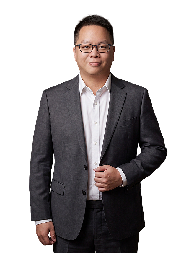 参考图中保留人物脸型、发型、年龄等特征生成职场形象照,标准焦段50mm,f/4光圈(f/2.8-f/4区间),平视视角(镜头与人物视线齐平);人物占画面70%,人物居中(居中构图),位于画面中心,为视觉聚焦点,入境范围头部及以下至臀部下方10cm(半身像);左右留少量背景空间;头部与画面顶部保留5%空间;头部发型完整,头肩比例协调,人物结构准确;发质微微柔顺，微微蓬松。身穿深灰色精纺羊毛混纺西装外套,(平驳领设计,面料呈细腻微微哑光质感);内搭白色高支精梳棉衬衫;下装深灰色精纺羊毛混纺西裤;着装正式干练;专业稳重;身形匀称,姿态端正,身体挺拔。呈右手轻握西装前襟的自然站姿，肢体放松且自信;佩戴黑框眼镜，保留眼镜;简约微微暖调中性灰纯色背景(呈现均匀柔和质感),背景光线均匀柔和,强化色彩对比的高级感,极简干净;画质超高分辨率、细节清晰,现代精致感风格;肤质精细化处理;眼神直视镜头,目光坚定且澄澈,表情自然。嘴角上扬;肤质自然细腻,肤色健康均匀,皮肤状态清爽干净,保留真实皮肤细节｡正面柔光补光,4800K中性光,面部光比1:1.5｡中近景写实摄影,对焦清晰,面部雾面柔光,轻透裸肌感,高清保留皮肤细节｡分辨率4K,去除人物之外的所有元素。严格按照图片内容生成。画面比例3:4