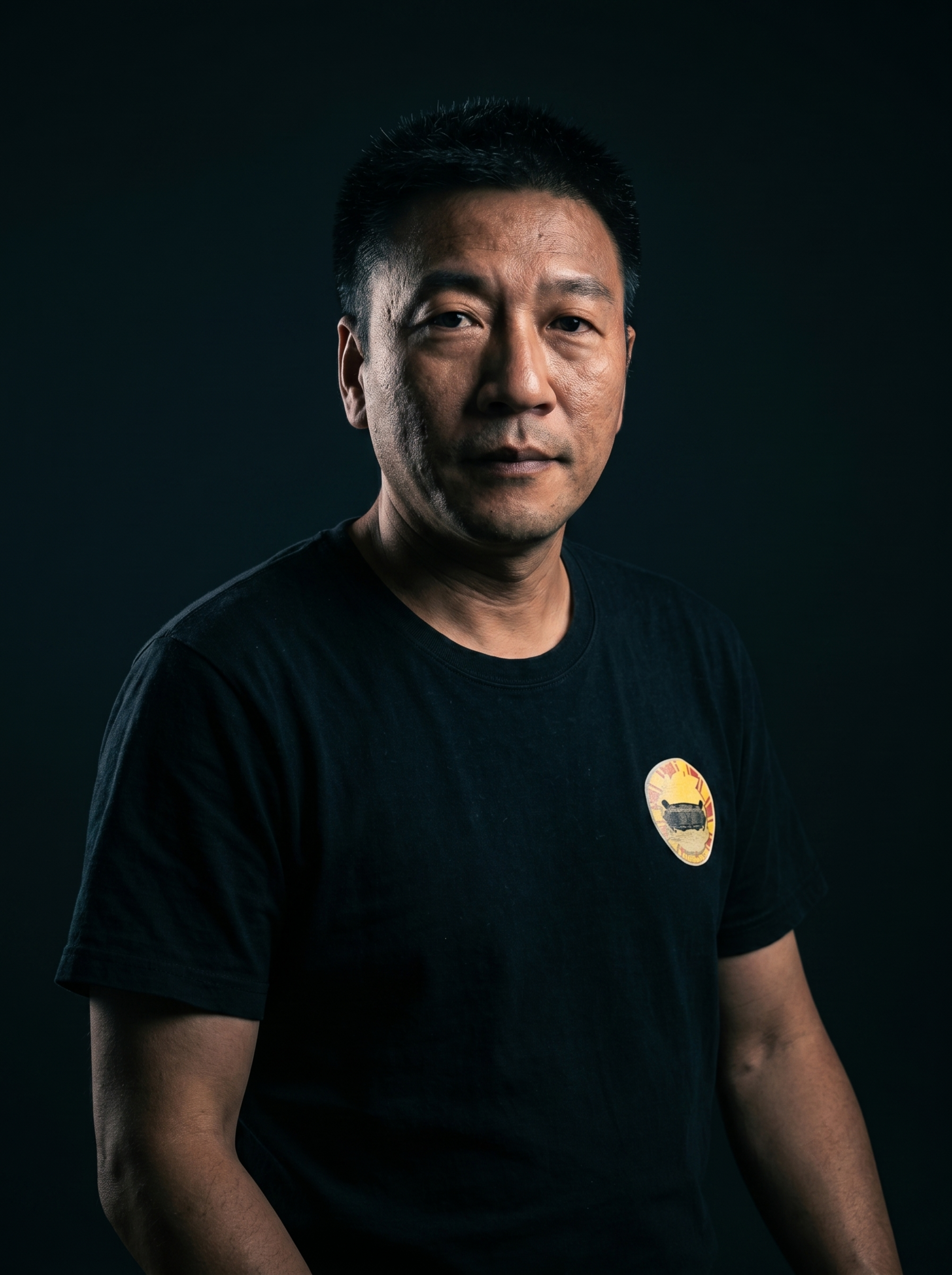 参考图中人物，生成个人写真半身照，光影氛围感风格，暗调纯色背景… - 图片创意预览