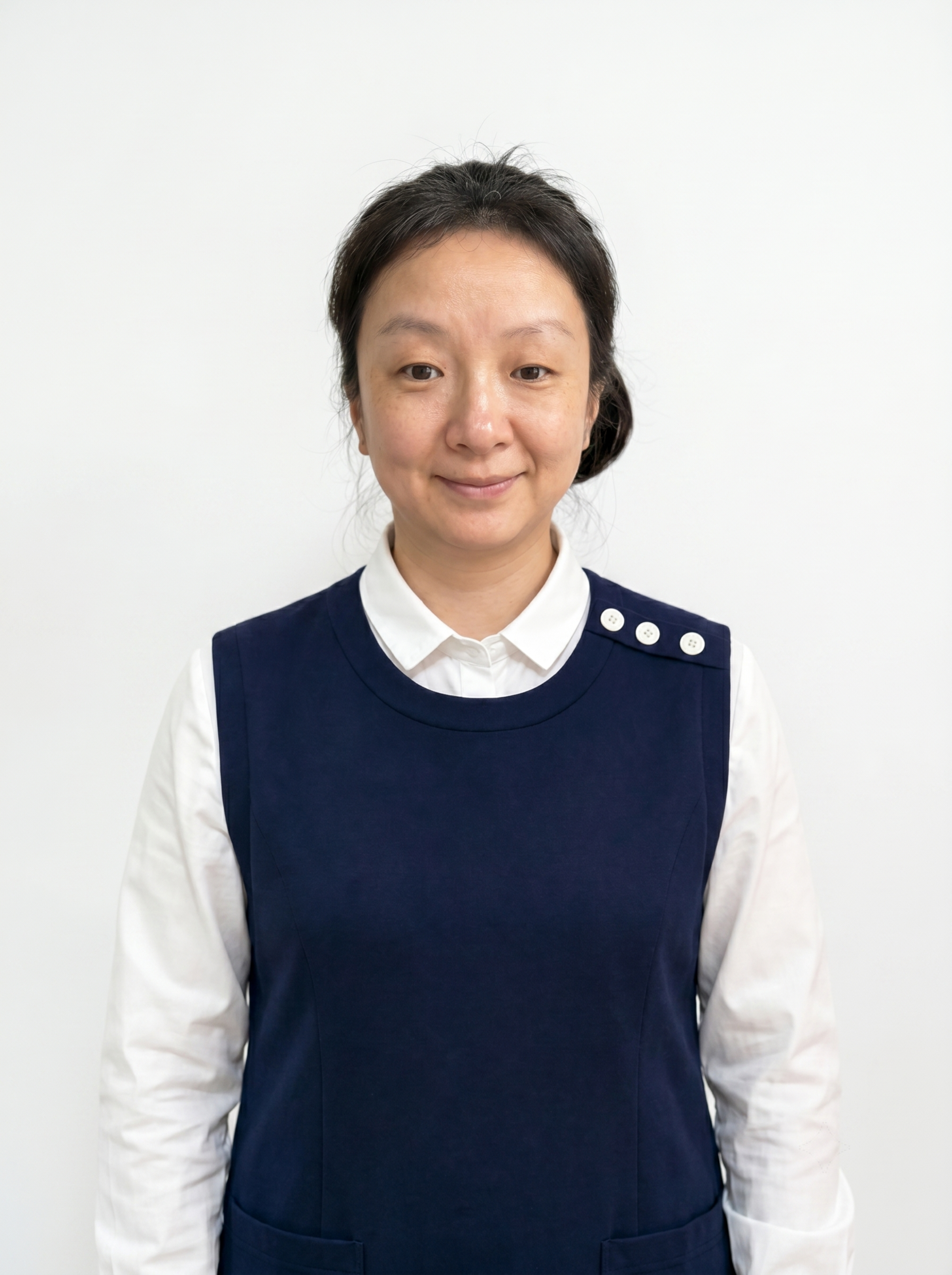 参考图中保留人物脸型、发型、年龄等特征生成育儿嫂形象照，标准焦… - 图片创意预览