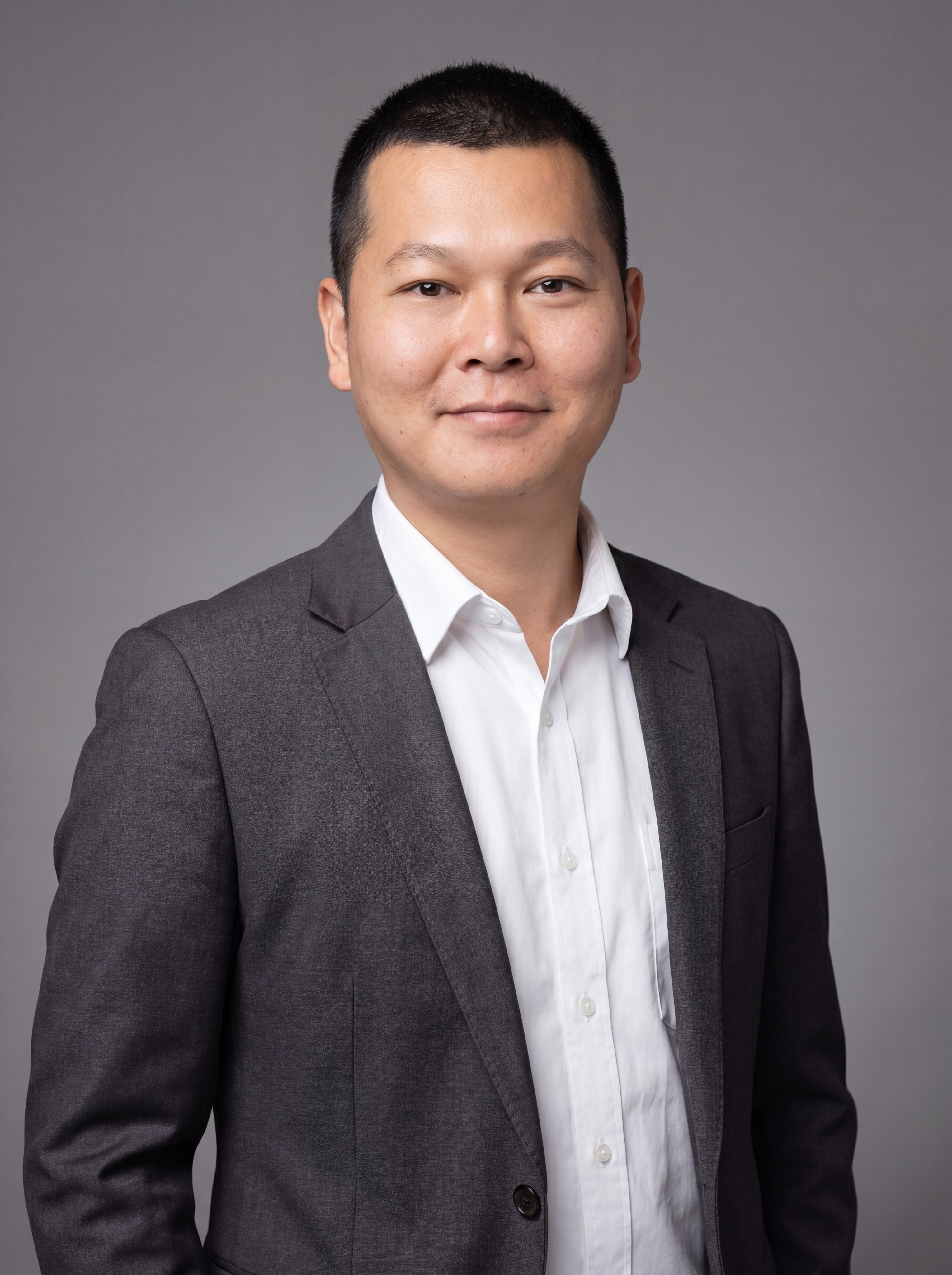 参考图中保留人物脸型、发型、年龄等特征生成金融行业职场形象照，… - 图片创意预览