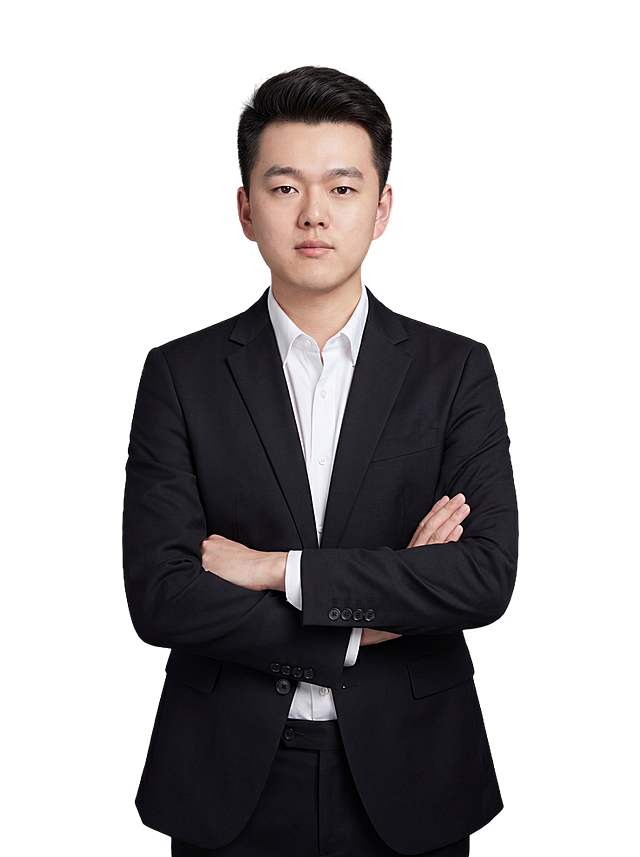 参考图中保留人物脸型、发型、年龄等特征生成职场形象照，标准焦段50mm，f/4光圈(f/2.8-f/4区间)，平视视角(镜头与人物视线齐平)；人物占画面70%，人物居中(居中构图)，位于画面中心，为视觉聚焦点，入境范围头部及以下至臀部下方10cm(半身像)；左右留少量背景空间；头部与画面顶部保留5%空间；头部发型完整，头肩比例协调，人物结构准确；发质微微柔顺，微微蓬松。身穿黑色精纺羊毛混纺西装外套(平驳领设计，面料呈细腻微微哑光质感)；内搭白色高支精梳棉衬衫；下装黑色精纺羊毛混纺西裤；着装正式干练；专业稳重；身形匀称，姿态端正，身体挺拔。呈自然站立，双手交叉抱胸，肢体放松且自信；简约中性灰色纯色背景，呈现均匀柔和质感，背景光线均匀柔和，强化色彩对比的高级感，极简干净；画质超高分辨率、细节清晰，高清，现代精致感风格；肤质精细化处理；眼神直视镜头，目光坚定且澄澈，表情自然，将人像美化；肤质自然细腻，肤色健康均匀，皮肤状态清爽干净，保留真实皮肤细节｡正面柔光补光，4800K中性光，面部光比1:1.5｡中近景写实摄影，对焦清晰，面部雾面柔光，轻透裸肌感，高清保留皮肤细节；分辨率4K，去除人物之外的所有元素。严格按照图片内容生成，画面比例3:4