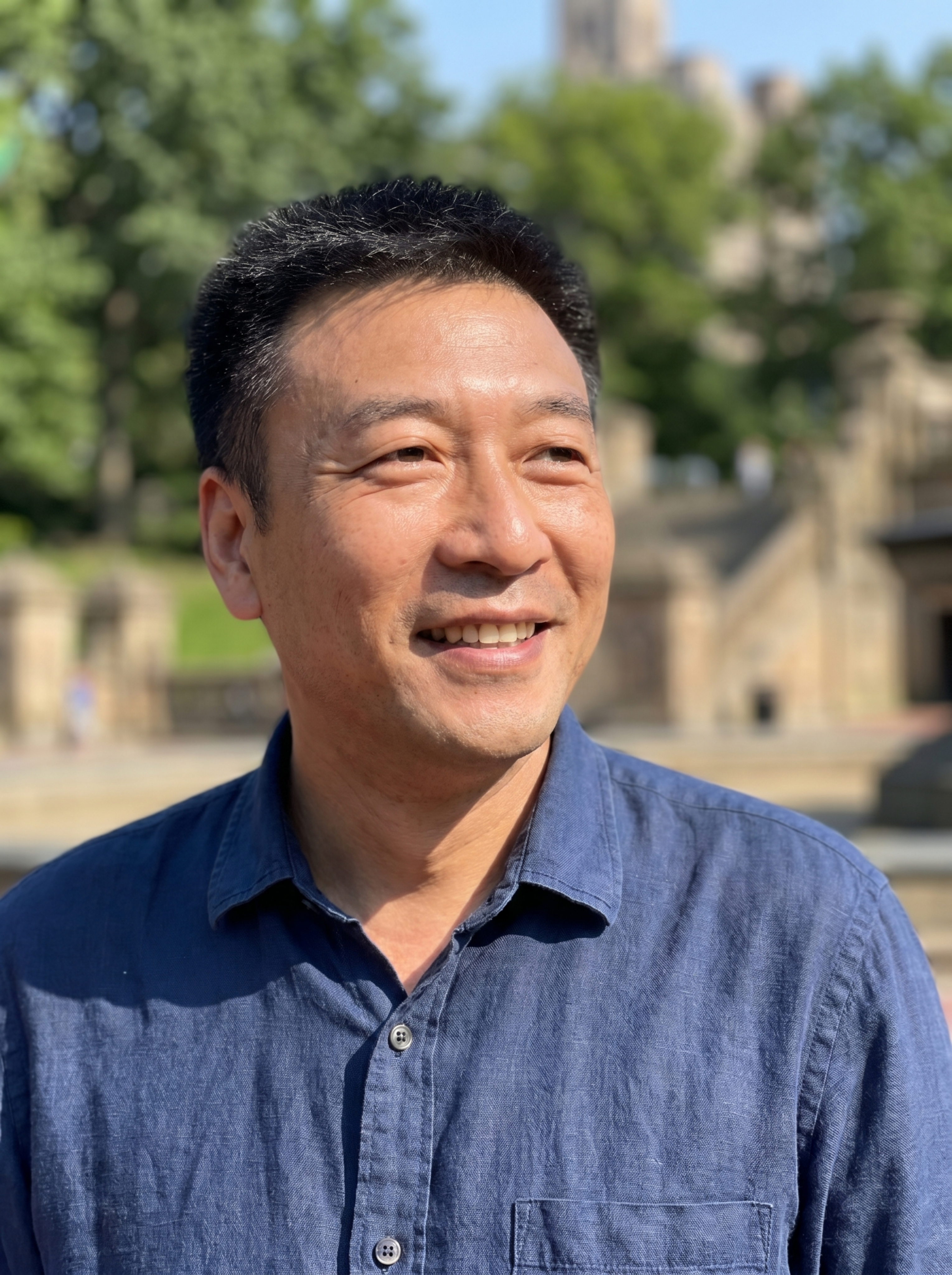 参考图中人物，生成个人写真半身照，阳光帅气风格，成熟稳重，自然… - 图片创意预览