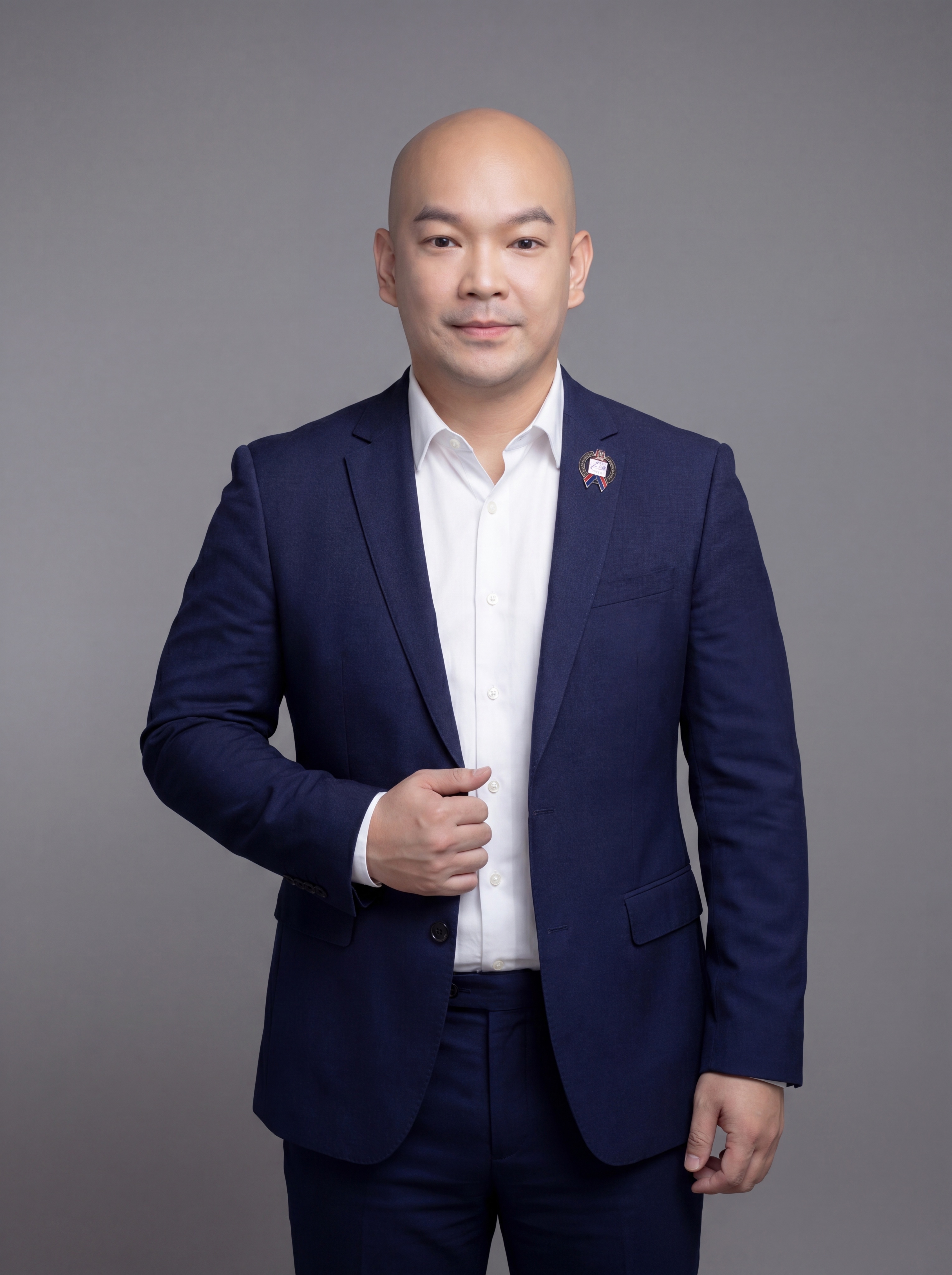 参考图中保留人物脸型、发型、年龄等特征生成企业高管职场形象照,… - 图片创意预览