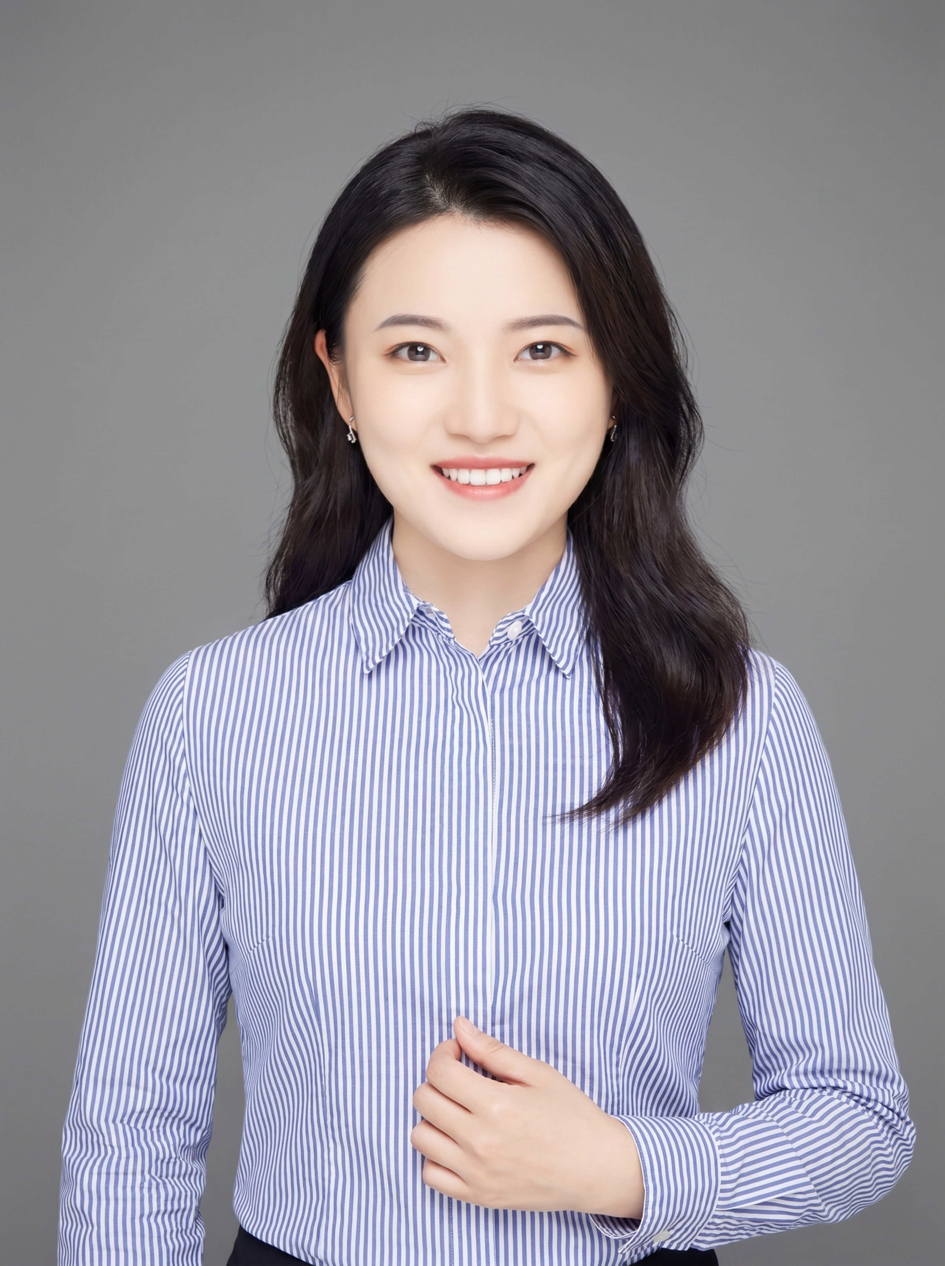 参考图中保留人物脸型、发型、年龄和表情等特征生成职场形象照，头… - 图片创意预览