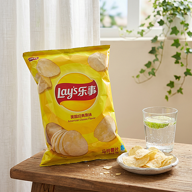 1:1正方形商业美食摄影，春日阳台休闲氛围感大图，严格还原上传的产品图，包括包装设计、颜色、LOGO位置、文字内容、图案元素等所有细节，产品外观必须与参考图完全一致，不得改变包装设计、配色方案或品牌元素，保持产品的真实材质质感（高光充气PE塑料包装袋、薯片哑光酥脆薯肉质感）。画面主体放置一整袋未开封乐事美国经典原味薯片，原装亮黄底色包装、红色飘带Lay's品牌LOGO、原味中英字体、马铃薯实拍印刷图案、70g净含量小字全部原样保留，包装袋自然鼓起带有零食袋天然细微褶皱。产品摆放在原木阳台小边几上，周边搭配透明玻璃杯装青柠气泡水、白色粗陶小食碟，碟中零散摆放数片拆开的原味薯片，台面散落少量细碎薯渣。背景是半拉开的白色亚麻窗帘，窗外柔和春日漫射自然光，淡绿色藤蔓绿植从窗框边缘垂落，浅米色墙面虚化做背景，整体环境清新治愈。采用50mm定焦f1.8大光圈拍摄，8K超写实高清画质，浅景深虚化远景环境，焦点精准落在薯片包装袋主体，塑料包装表面自然环境反光细腻柔和，薯片表层细微盐粒、烘烤气孔纹理清晰可见。整体色调以暖黄、原木棕、奶白、浅绿低饱和配色，营造悠闲午后独处、居家小憩的松弛生活氛围，主打休闲零食治愈生活方式，适配电商商品首页主图，写实实景拍摄，无卡通、手绘、3D特效、夸张滤镜。负面词：包装改色、LOGO移位、文字错乱、水印、手绘画风、卡通渲染、画面过曝、死黑阴影、霉变薯片、畸形袋身、多余零食、脏乱桌面、人物全脸出镜、镜头畸变、画质模糊、噪点过重、异形图案、刺眼强光、诡异冷色调、残缺印刷、额外标语、玻璃划痕、破损餐具、虚假反光、色块失真、多余摆件