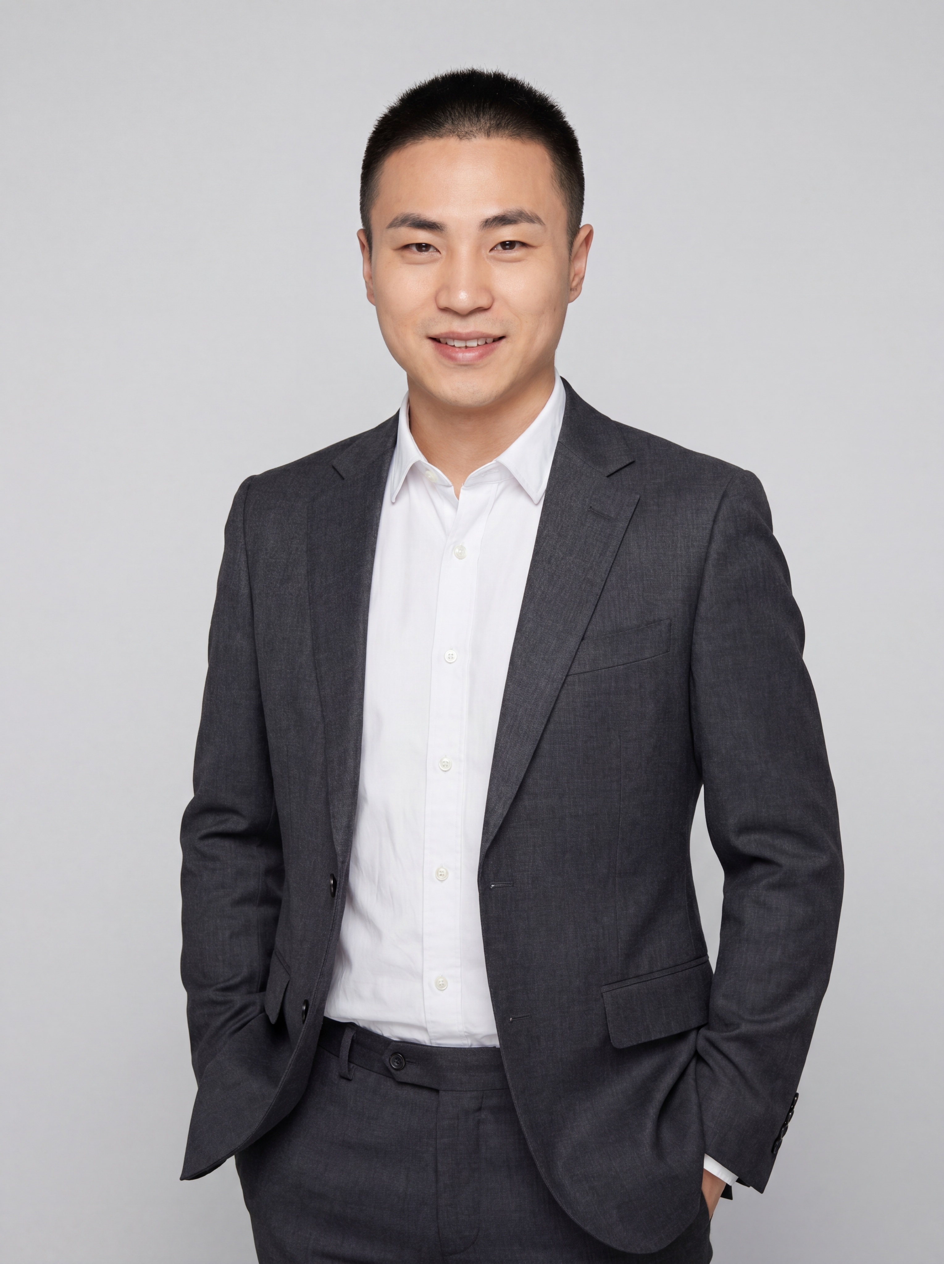 参考图中保留人物脸型、发型、年龄等特征生成教师/学术职场形象照… - 图片创意预览