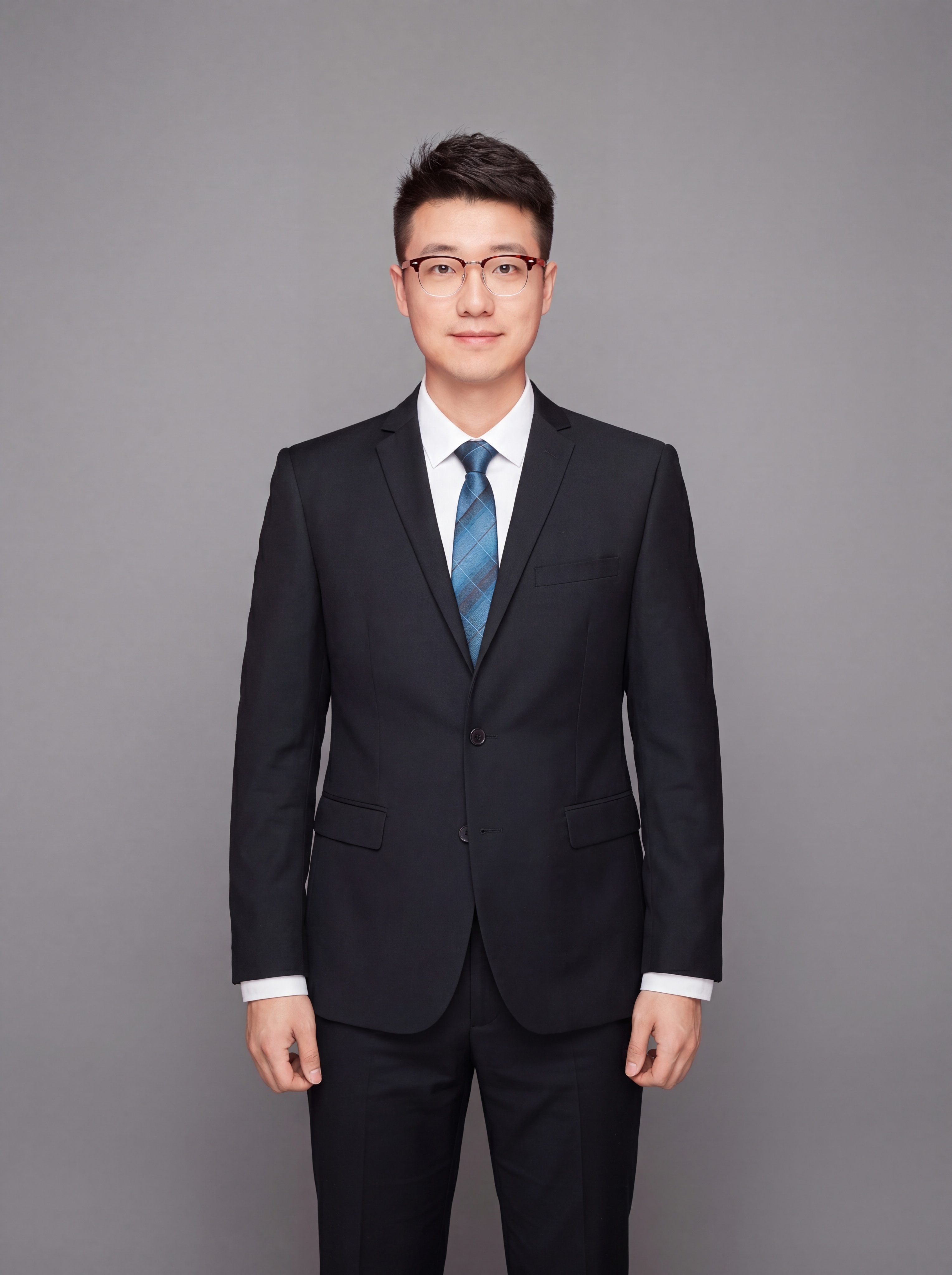 参考图中保留人物脸型、发型、年龄等特征生成职场形象照，标准焦段… - 图片创意预览