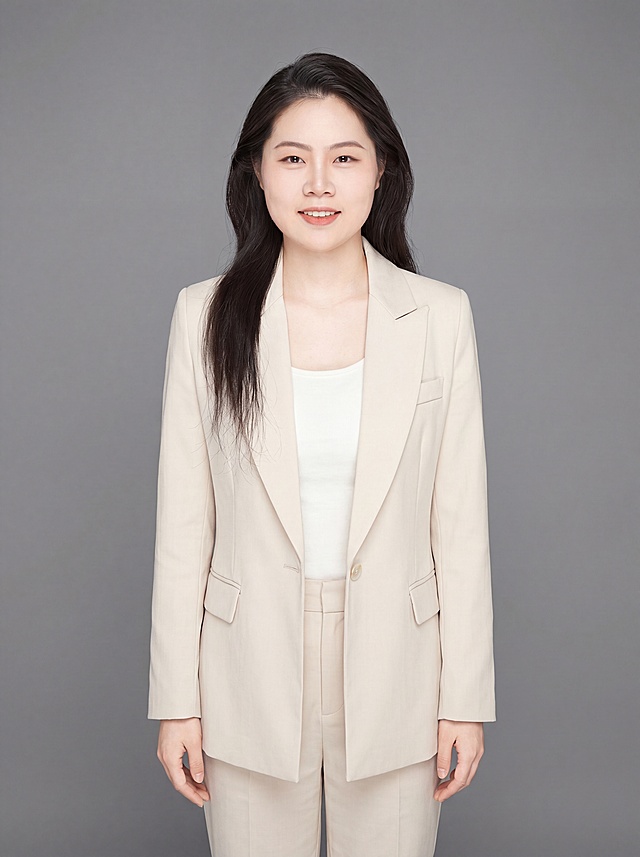参考图中保留人物脸型、发型、年龄等特征生成教师职业形象照，标准焦段50mm,f/4光圈,平视视角(镜头与人物视线齐平);人物占画面中心,为视觉聚焦点,生成人物全身照,展现人物完整身形;左右留少量背景空间;头部与画面顶部保留适当空间;头部发型完整,头身比例协调,人物结构准确;身穿米杏色精纺羊毛混纺西装外套,(平驳领设计,面料呈细腻微微哑光质感);内搭白色高支精梳棉内搭;下装米杏色精纺羊毛混纺西装裤;着装正式干练;知性亲和，沉稳从容;身形匀称,姿态端正,身体挺拔。呈自然站姿，双手自然下垂，肢体放松且自信;发质微微柔顺，微微蓬松。简约微微中度灰色纯色背景(呈现均匀柔和质感),背景光线均匀柔和,强化色彩对比的高级感。极简干净;画质超高分辨率、细节清晰,现代精致感风格;肤质精细化处理;眼神直视镜头,目光坚定且澄澈,表情自然。嘴角上扬;清透自然裸妆(轻薄底妆+淡唇妆)妆感轻薄轻透裸肌感,通透感肤质,肤质自然细腻,肤色健康均匀,雾面柔光裸肌感,保留真实皮肤细节｡正面柔光补光,4800K中性光,面部光比1:1.5,色调明亮｡写实摄影,对焦清晰,高清保留皮肤细节。分辨率4K,去除人物之外的所有元素。严格按照图片内容生成，画面比例3:4