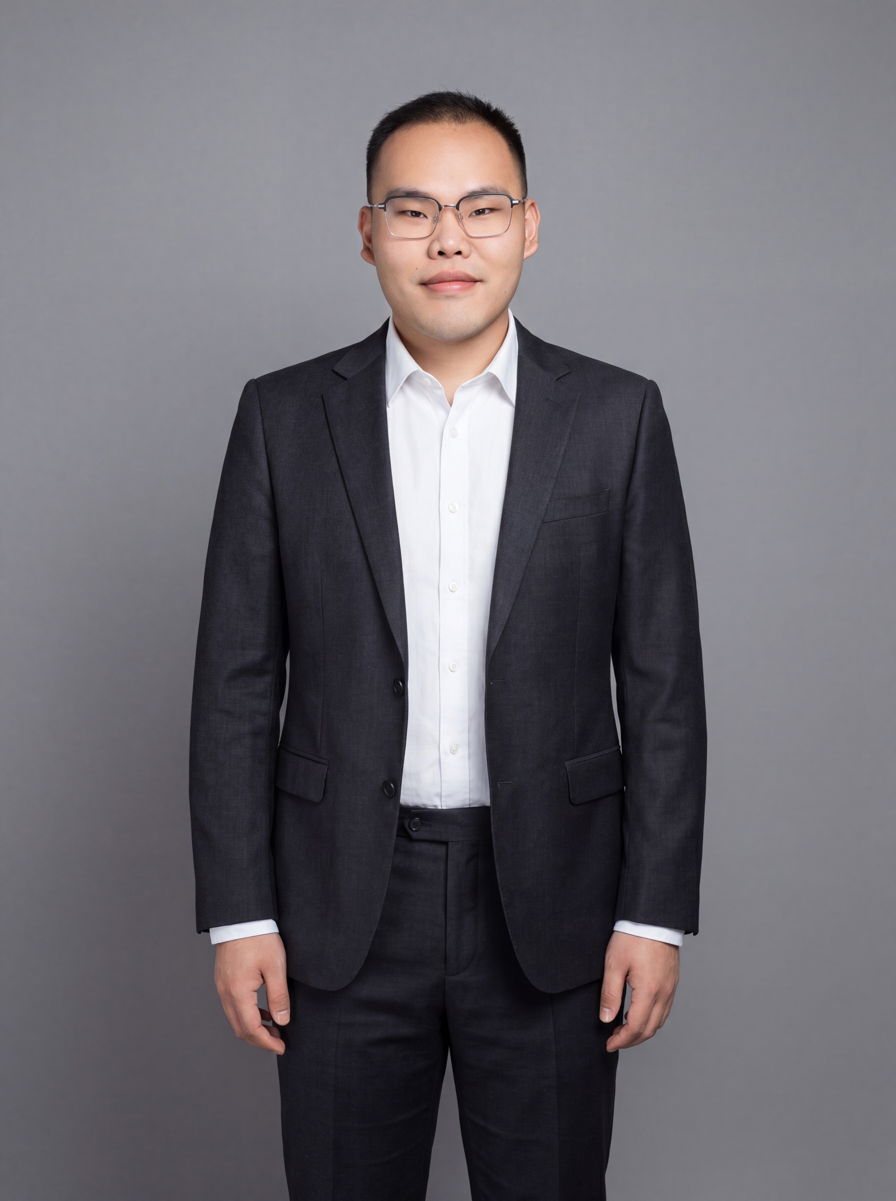 参考图中保留人物脸型、发型、年龄等特征生成通用职场正装全身形象… - 图片创意预览