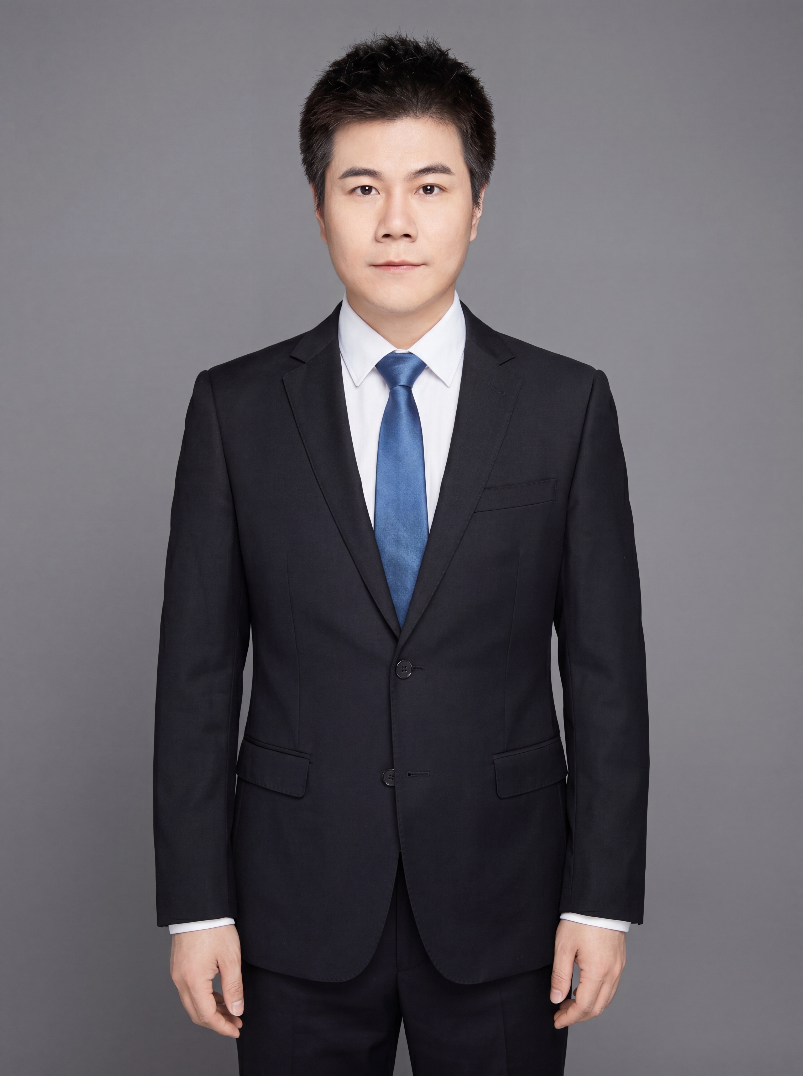 参考图中保留人物脸型、发型、年龄特征，生成全身正装形象照，人物… - 图片创意预览