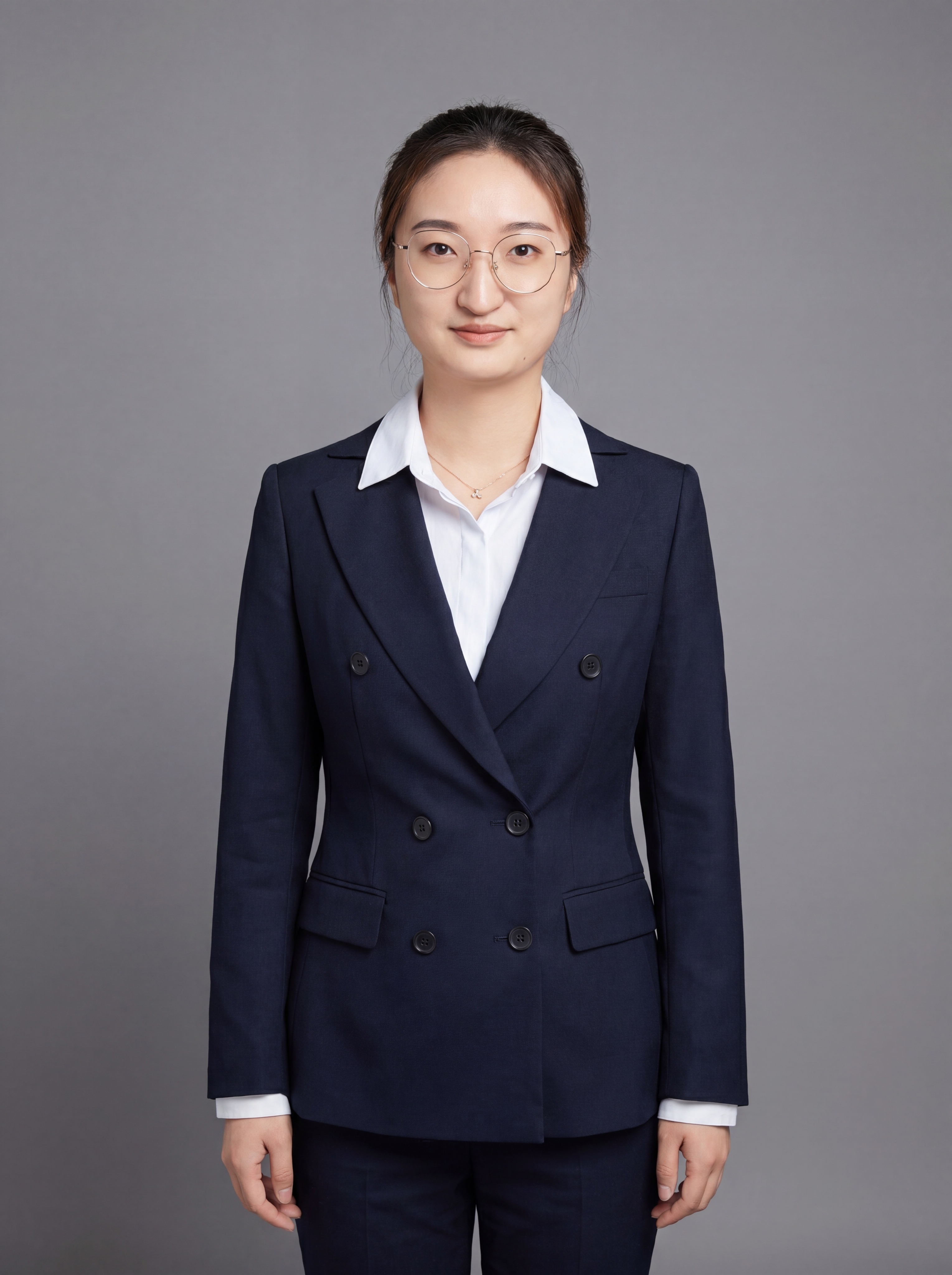 参考图中保留人物脸型、发型、年龄、深蓝色西装+白衬衫服装、全部… - 图片创意预览