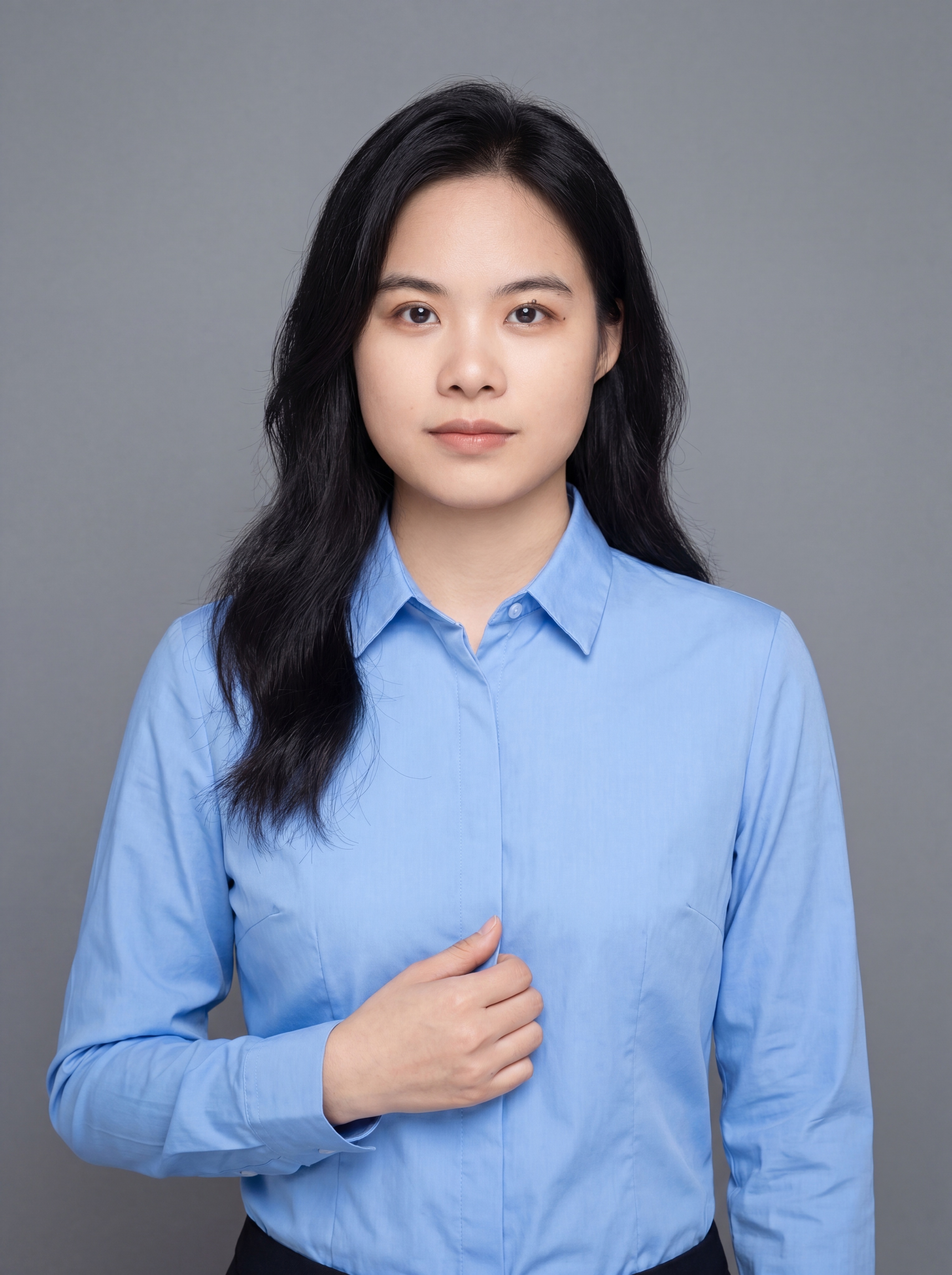 参考图中保留人物脸型、发型、年龄等特征生成职场形象照，标准焦段… - 图片创意预览