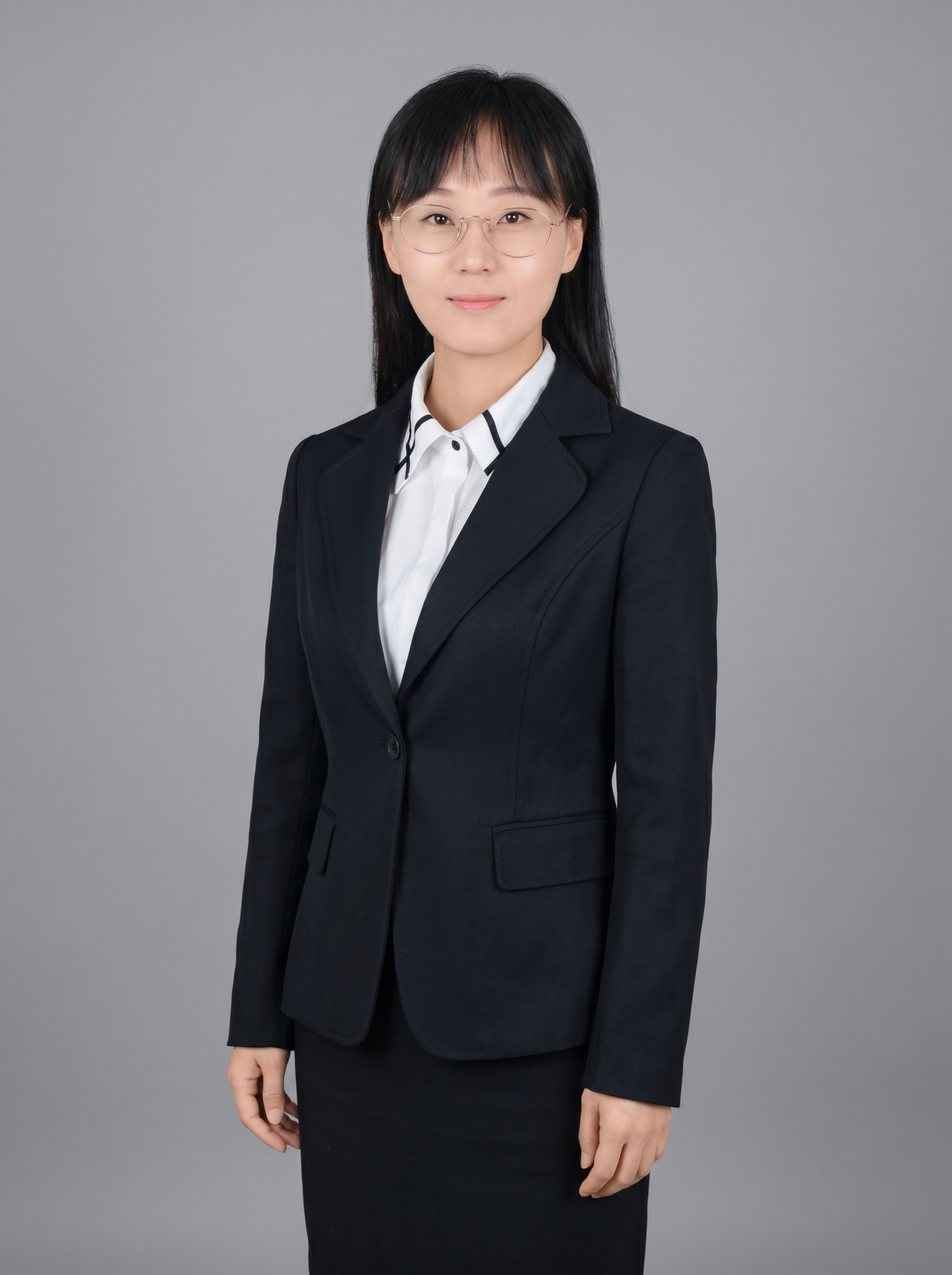 参考图中保留人物脸型、发型、年龄等特征生成职场全身形象照，标准… - 图片创意预览