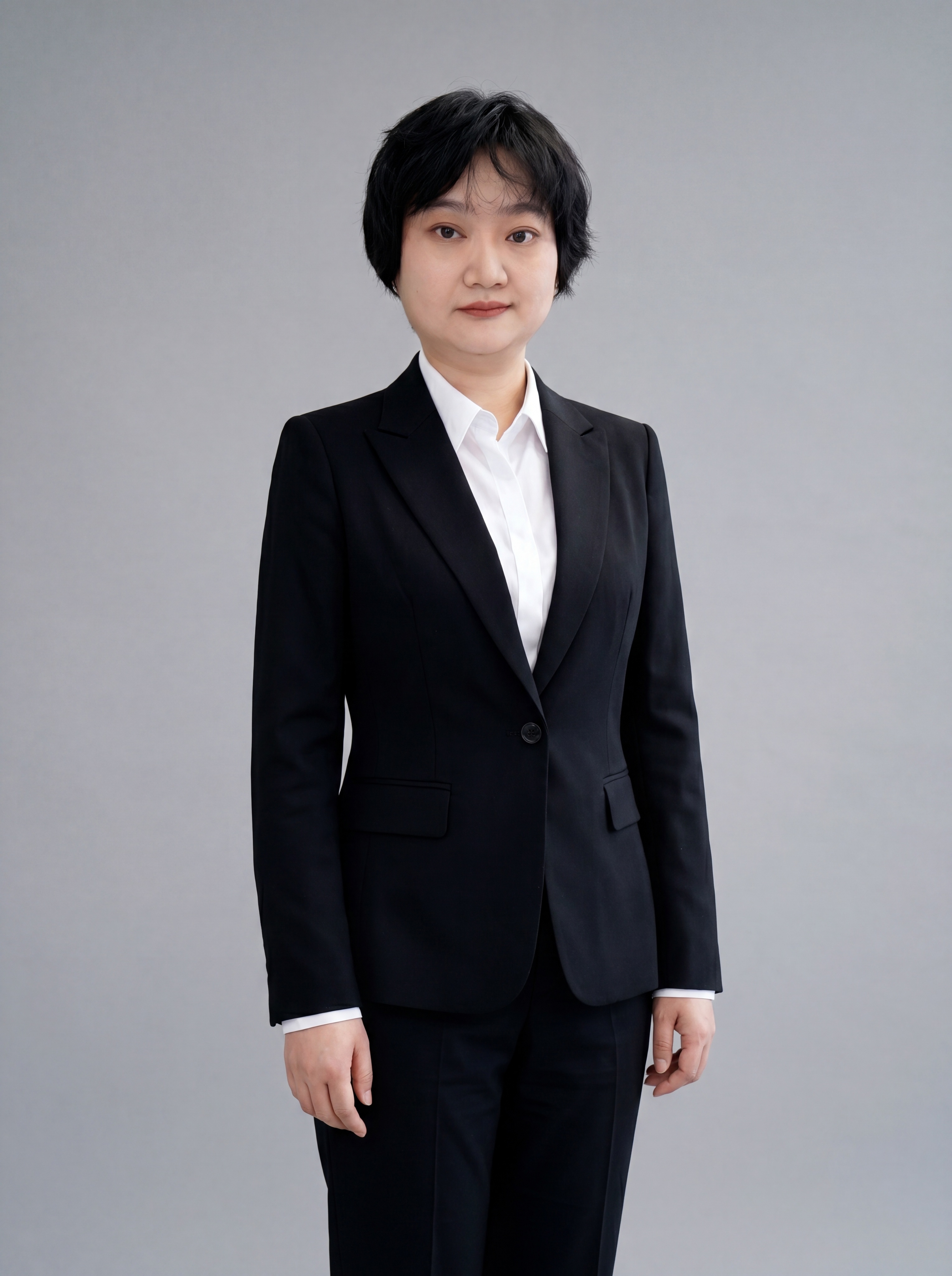 参考图中保留人物脸型、发型、年龄等特征生成通用职场形象照，全身… - 图片创意预览