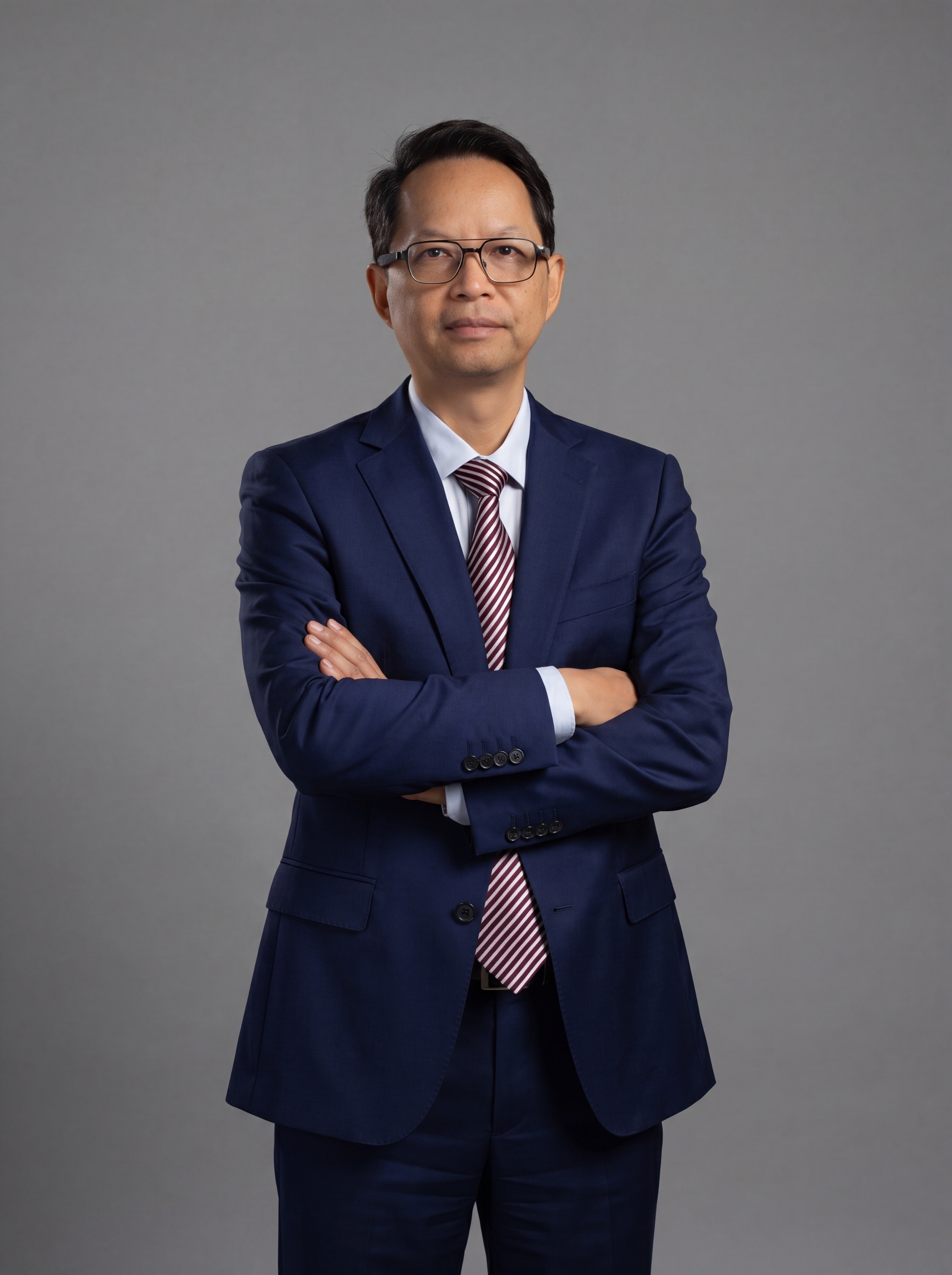 参考图中保留人物脸型、发型、年龄等特征生成创始人职场全身形象照… - 图片创意预览